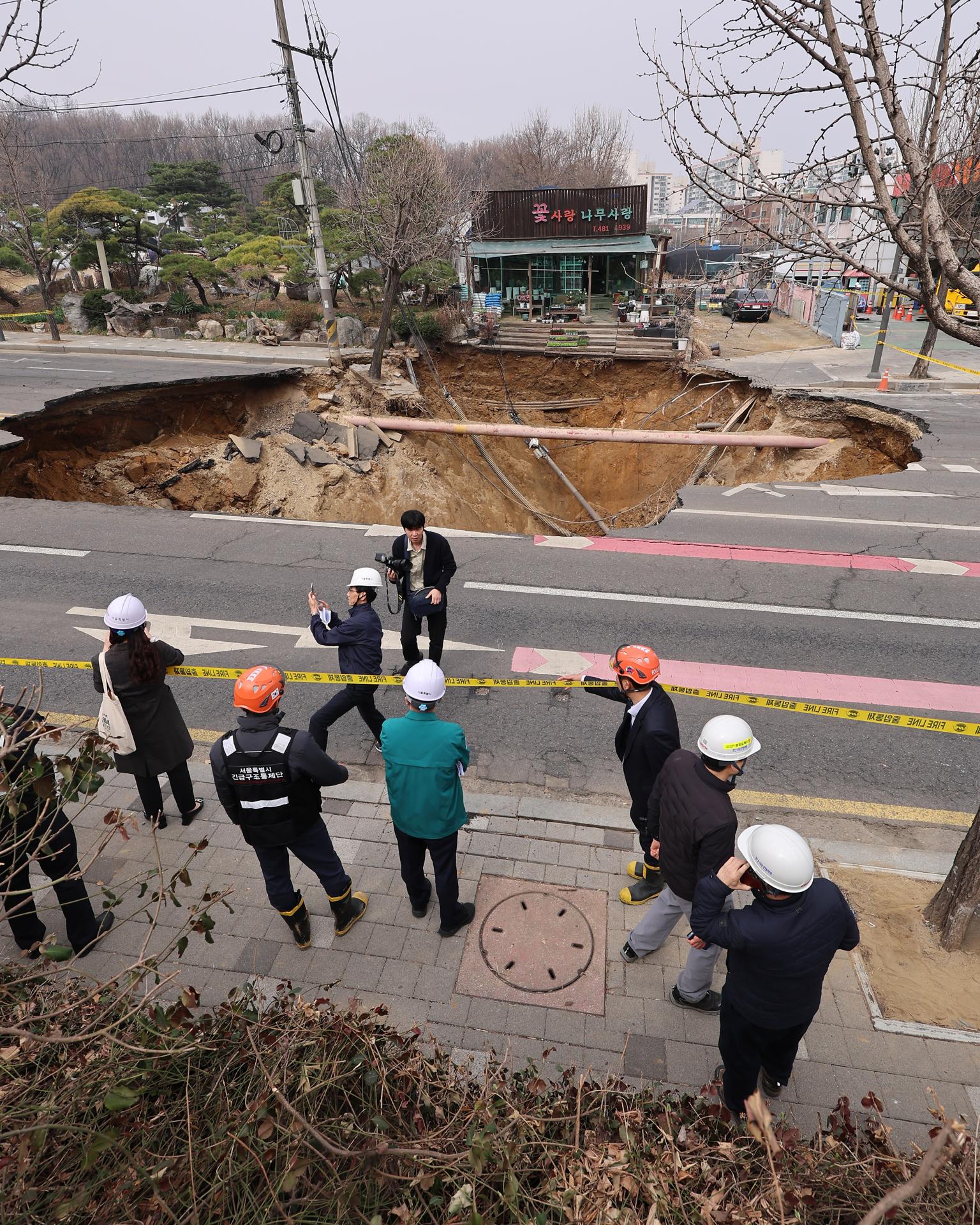 Sitio de un socavón de 20 metros de ancho y 18 metros de profundidad en una intersección en el barrio de Gangdong, Seúl, Corea del Sur, el 25 de marzo de 2025. EFE/EPA/YONHAP SOUTH KOREA OUT