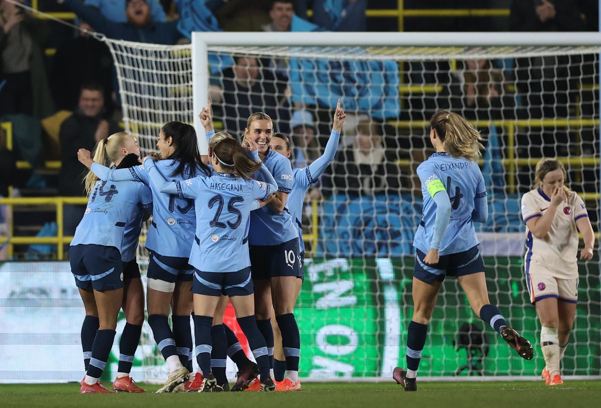 La jugadora del City Vivianne Miedema celebra el 2-0 durante el partido de la UEFA de ida de cuartos de la Women Champions League que han jugado Manchester City WFC y Chelsea FC Women, en Mánchester, Reino Unido. EFE/EPA/ADAM VAUGHAN