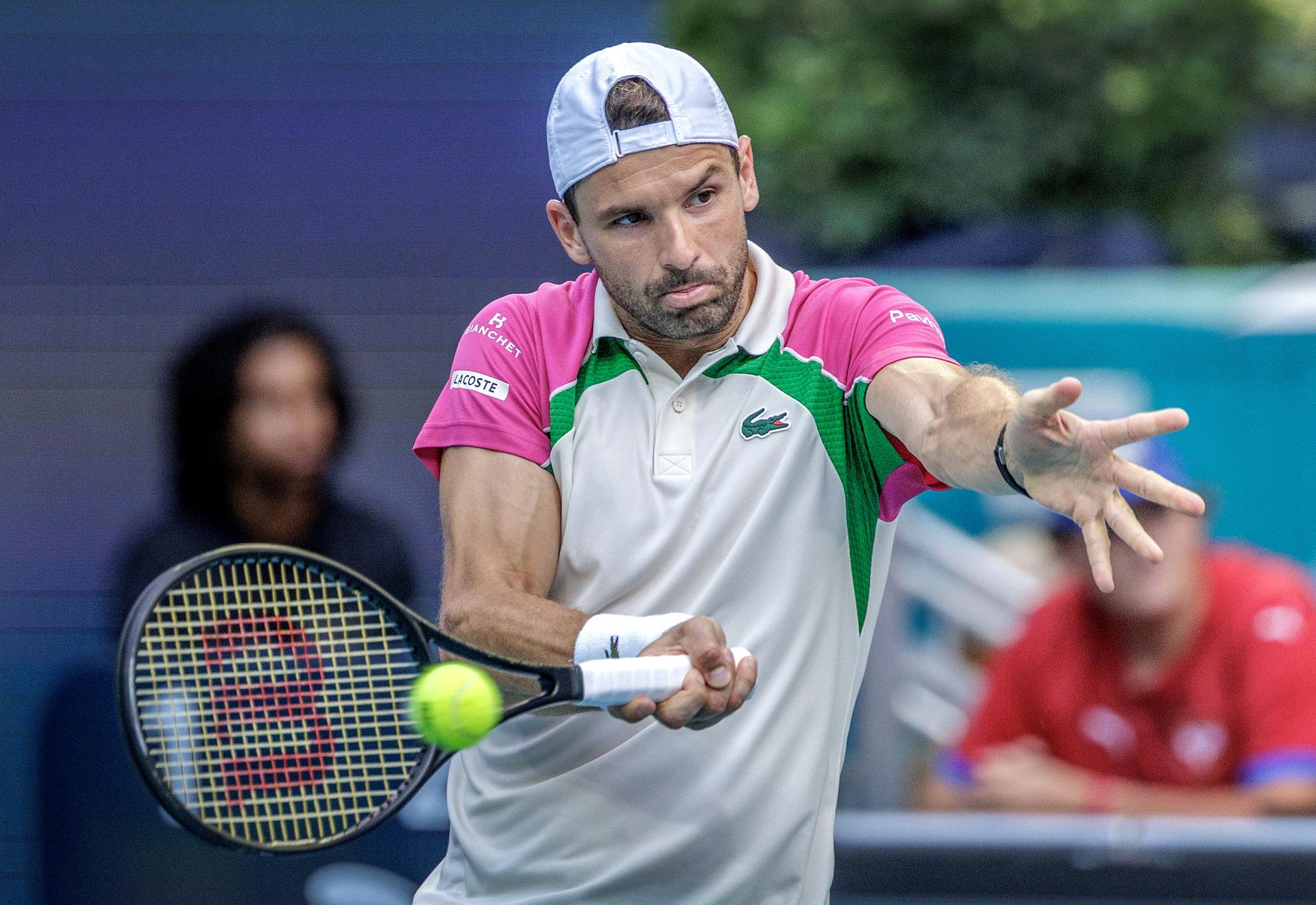 El búlgaro Grigor Dimitrov ganó por 6-7(6), 6-4 y 7-6(3) al argentino Francisco Cerúndolo para clasificarse a las semifinales del Miami Open. EFE/EPA/CRISTOBAL HERRERA-ULASHKEVICH