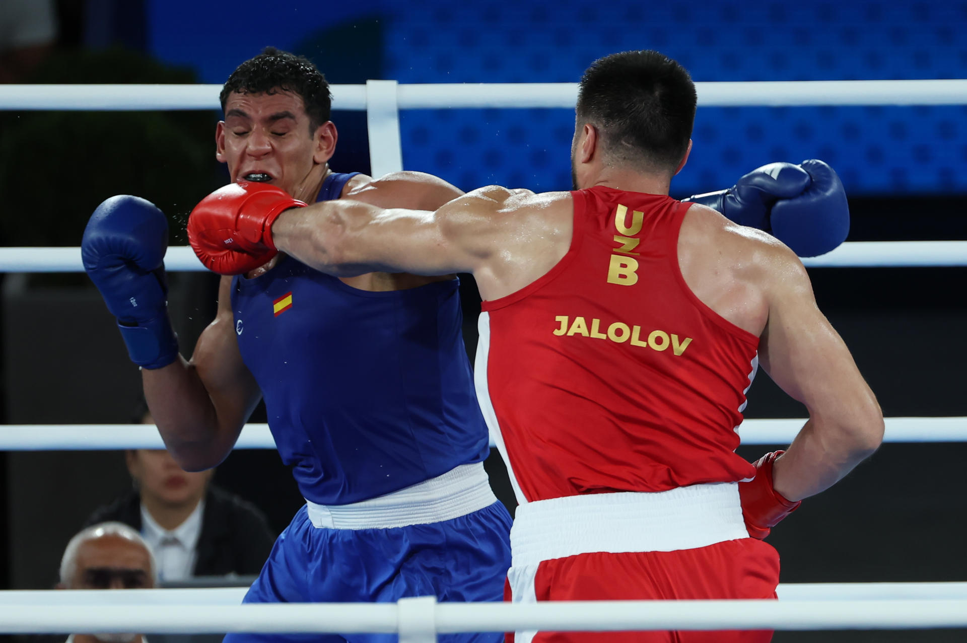 Ell boxeador español Ayoub Ghadfa (azul) en acción ante el uzbeko Bahodir Jalolov durante el combate por la medalla de oro de Boxeo +92 kg masculino, de los Juegos Olímpicos de París 2024. EFE/ Kiko Huesca