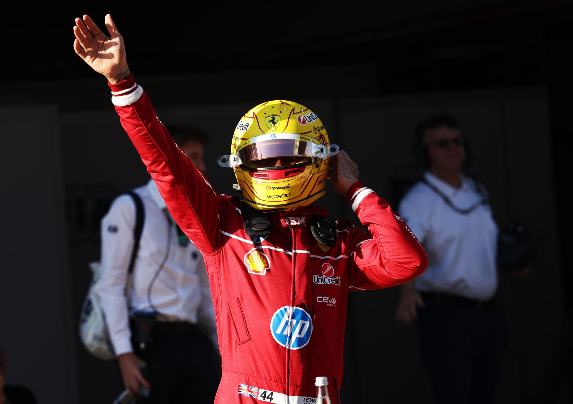 El piloto de Ferrari Lewis Hamilton saluda a los espectadores tras ganar la clasificación sprint en el Circuito Internacional de Shanghái. EFE/EPA/WU HAO