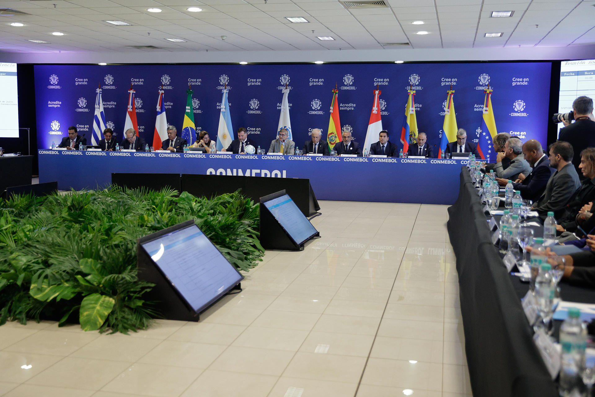 Representantes de los Gobiernos de Suramérica y de las diez asociaciones que integran la Conmebol se reúnen para discutir sobre el racismo, la discriminación y la violencia en el fútbol. EFE/ Juan Pablo Pino