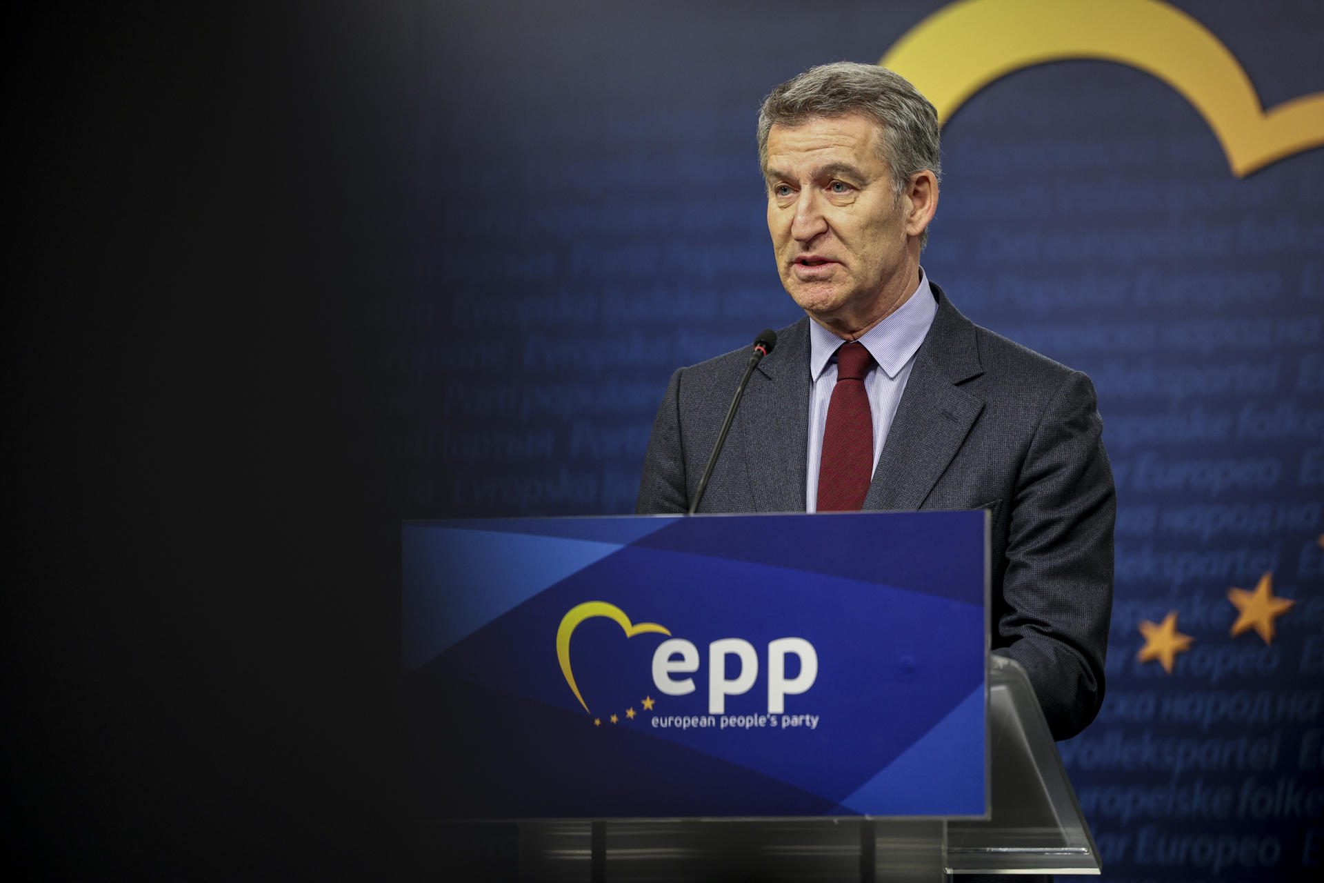 El presidente del PP, Alberto Núñez Feijóo, que asiste a la cumbre del PPE que se celebra en Bruselas, en declaraciones a los medios. EFE/ Pablo Garrigós