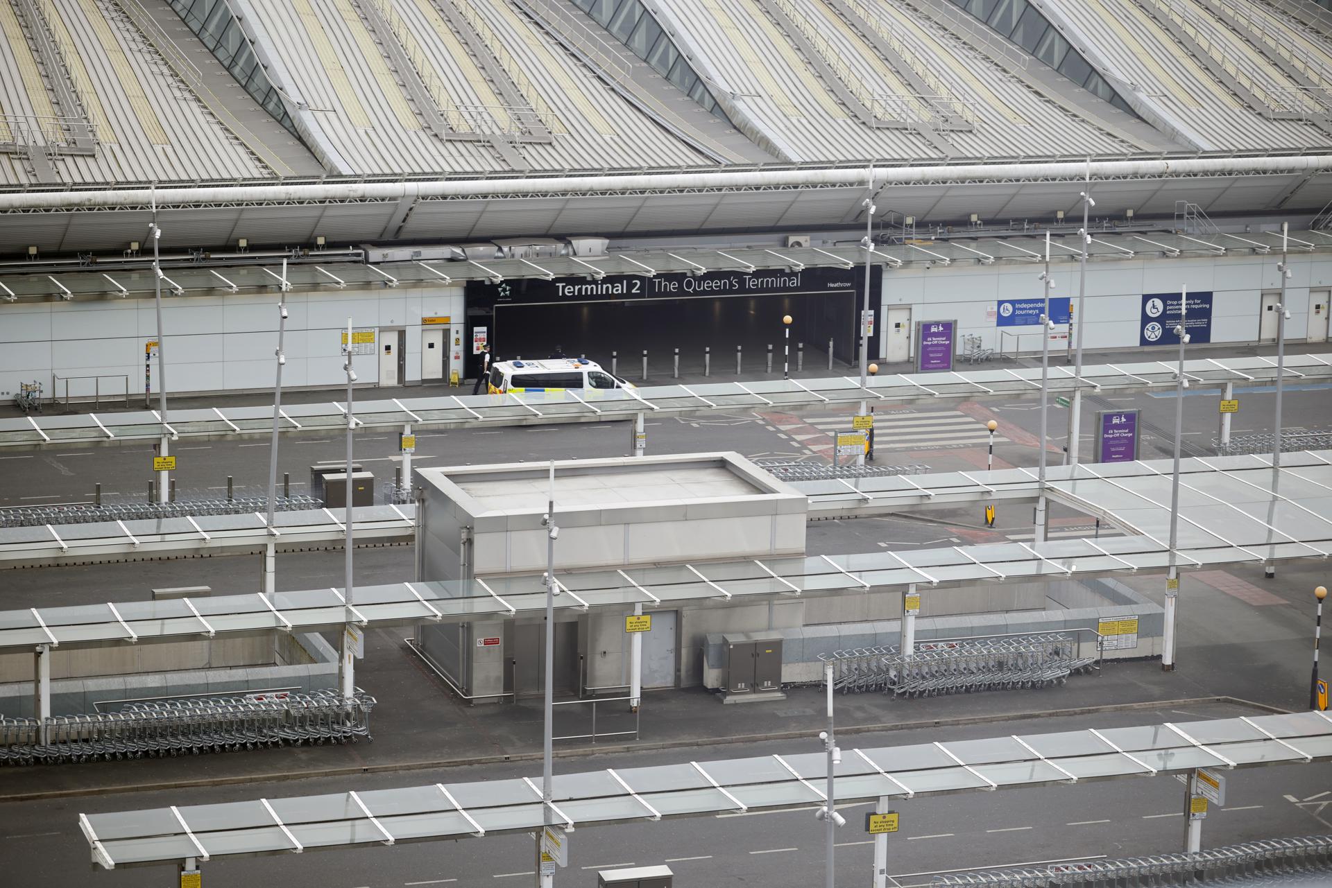 El vestíbulo vacío en la Terminal 2 del aeropuerto de Heathrow en Londres, el 21 de marzo de 2025. EFE/EPA/TOLGA AKMEN
