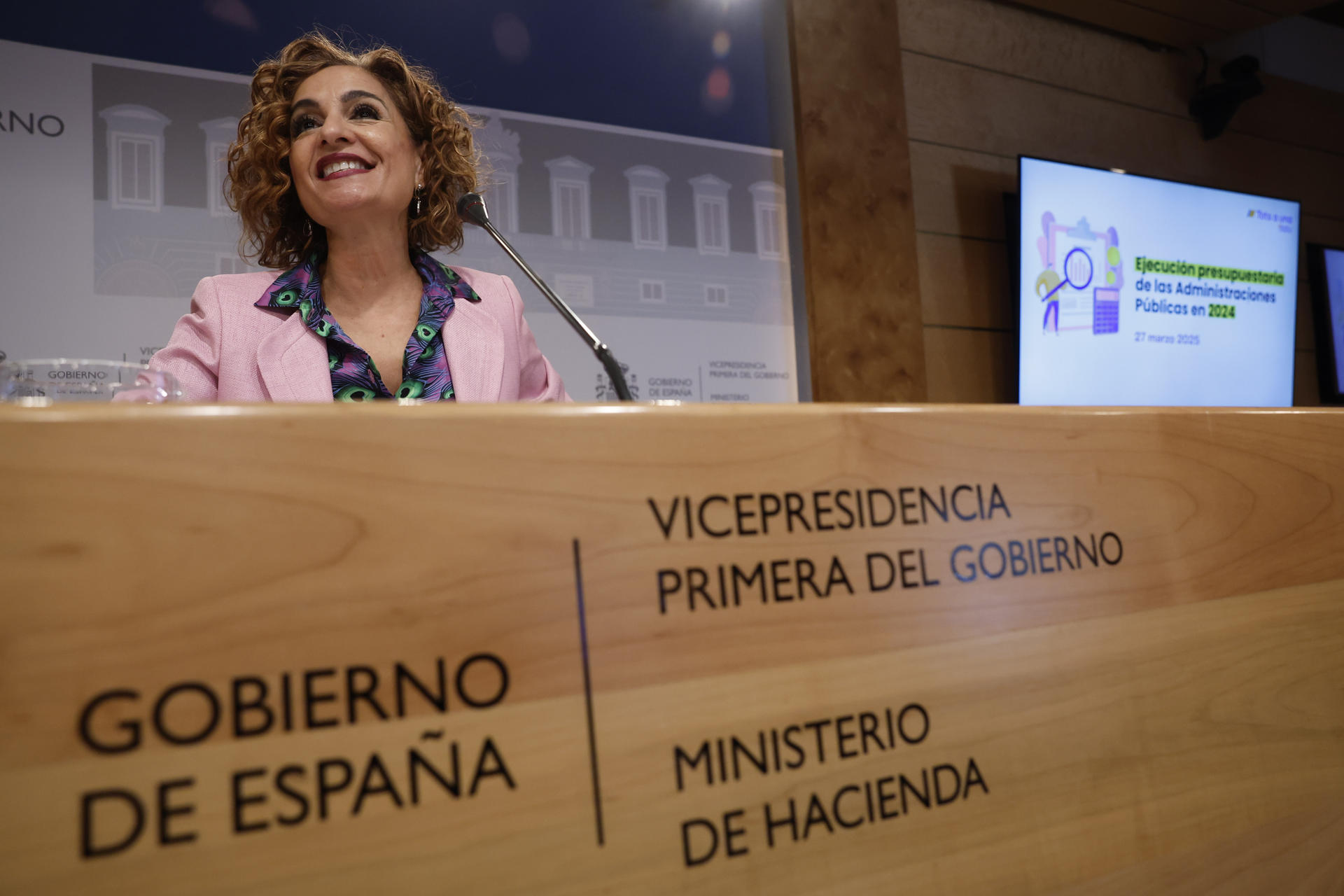 La vicepresidenta primera y ministra de Hacienda, María Jesús Montero, presenta en rueda de prensa los datos del déficit público a cierre de 2024, este jueves en el Ministerio de Hacienda.-EFE/ Juan Carlos Hidalgo