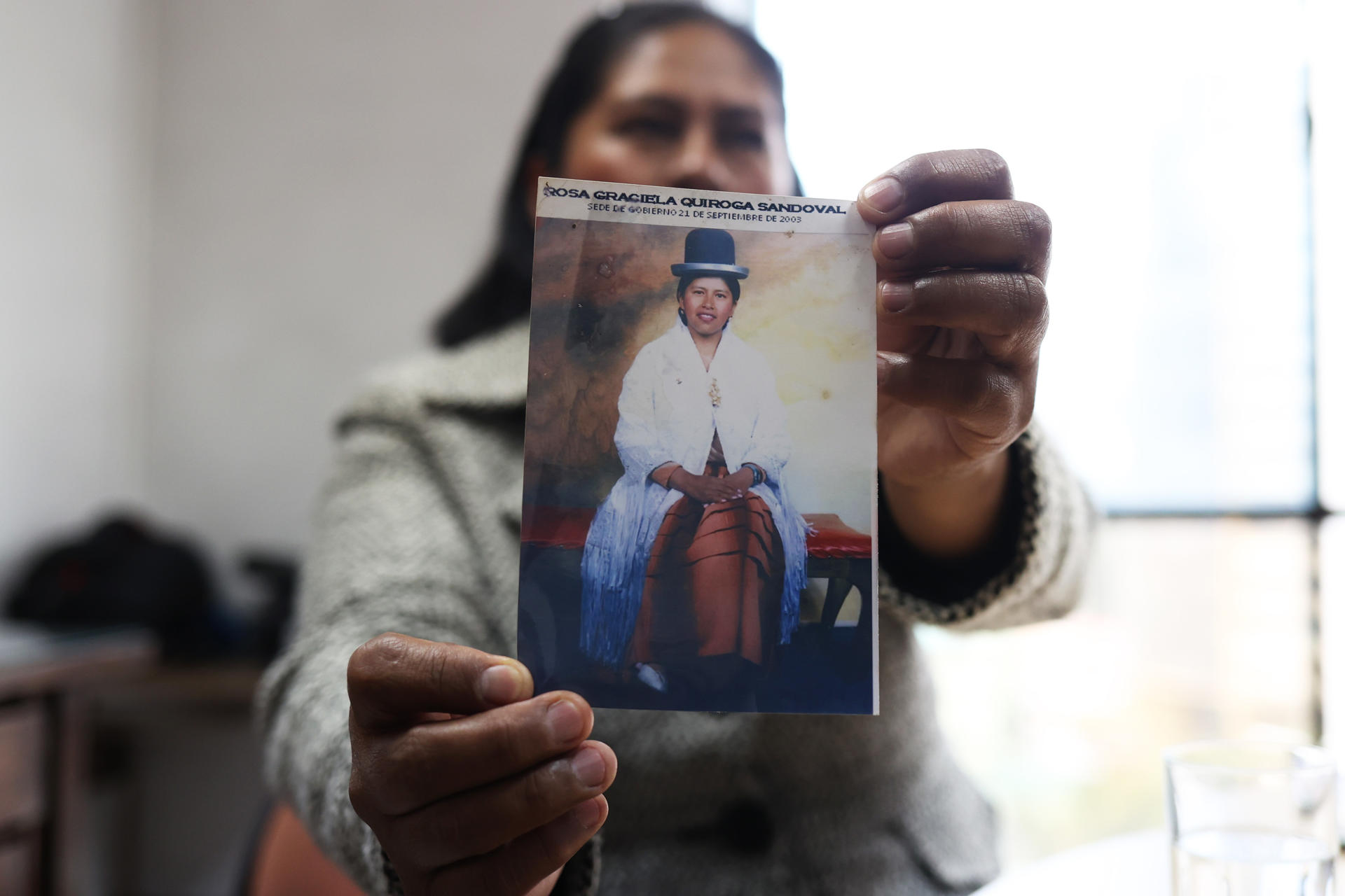 Fotografía de 18 de febrero de 2025 de la indígena aimara Rosa Quiroga muestra una fotografía durante una entrevista en La Paz (Bolivia). EFE/ Luis Gandarillas