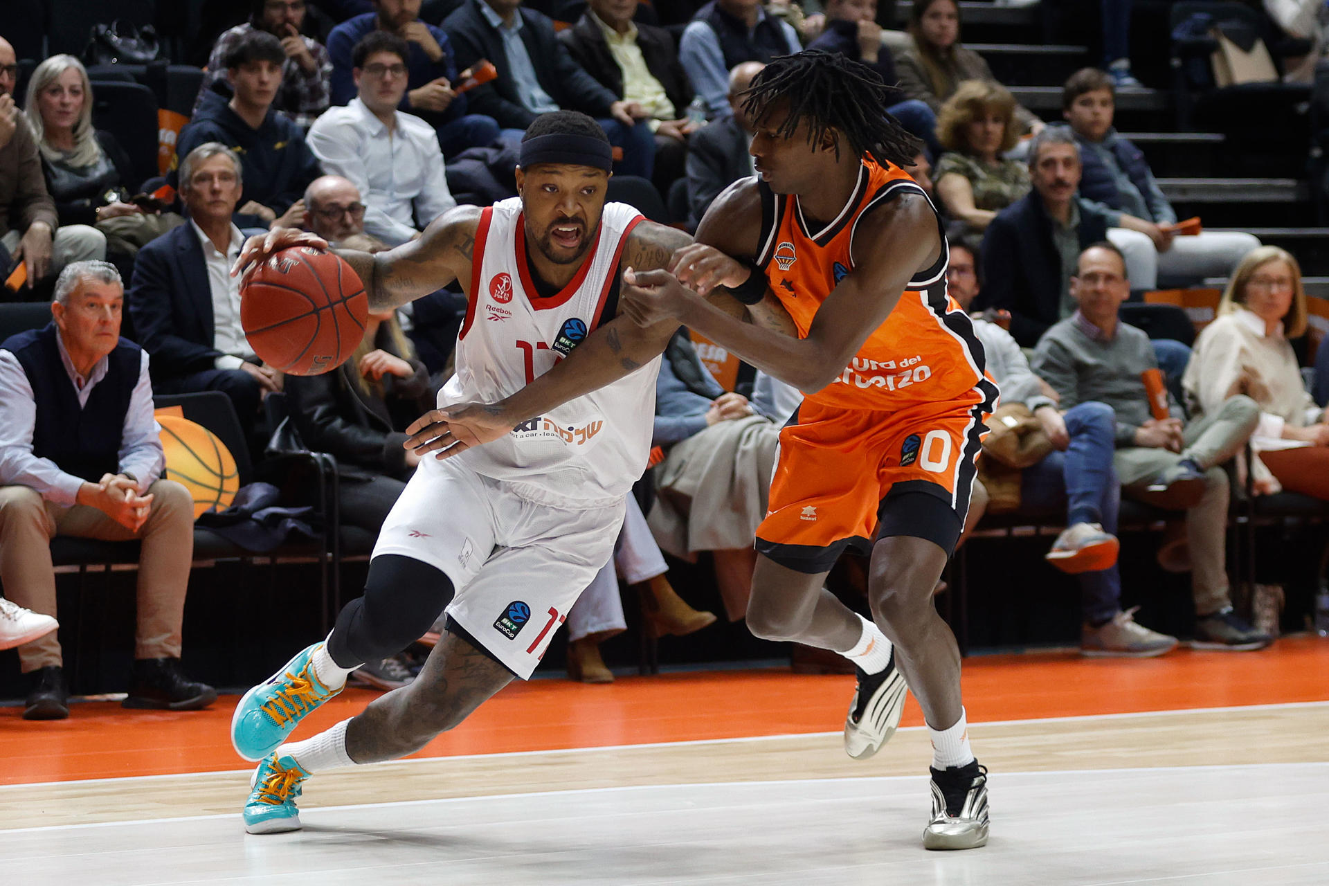 El base estadounidense del Hapoel Tel Aviv Marcus Foster (i) lucha con el base senegalés del Valencia Brancou Badio, durante el partido de semifinales de la Eurocopa de baloncesto que Valencia Basket y Hapoel Tel Aviv disputaron en la Fuente de San Luis, en Valencia. EFE/Miguel Ángel Polo