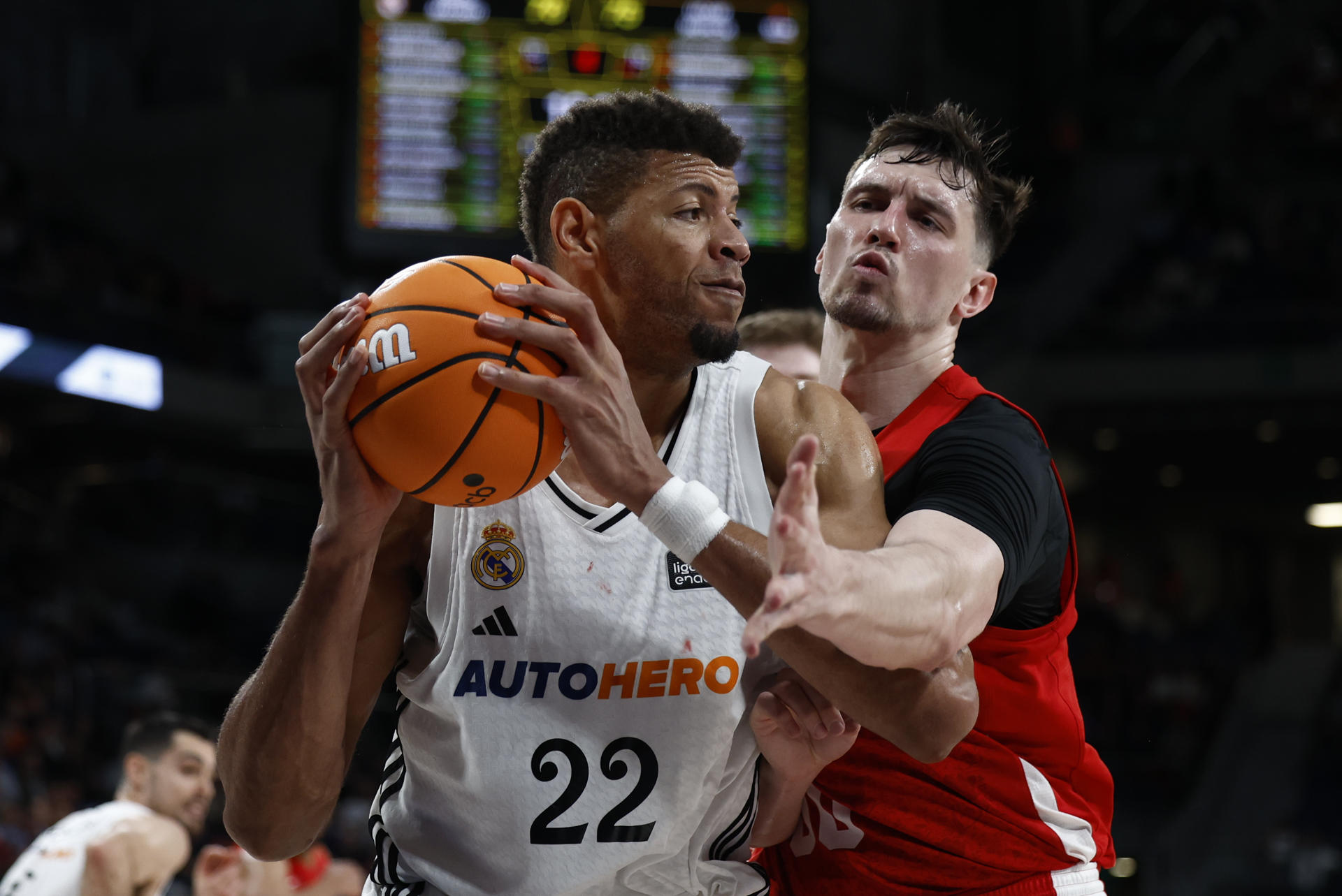 El pívot del Real Madrid,Walter Tavares (i) con el balón ante el alero del UCAM Murcia Rodions Kurucs durante el partido de Liga Endesa que disputaron en el Movistar Arena de Madrid. EFE/ Daniel González
