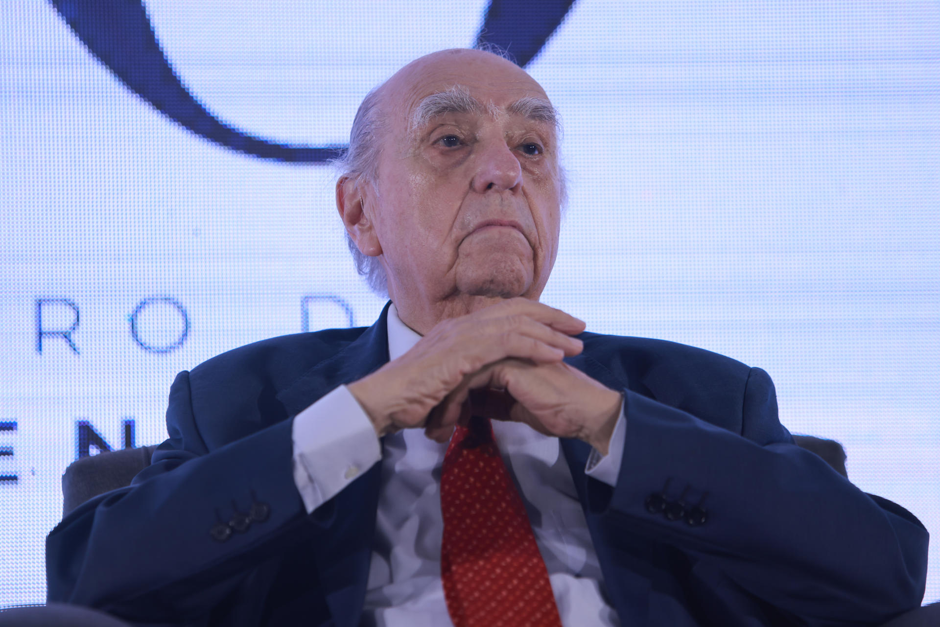 El expresidente de Uruguay Julio María Sanguinetti participa en un encuentro que el opositor Partido Colorado organiza para conmemorar los 40 años de democracia en el país este jueves, en Montevideo (Uruguay). EFE/ Gastón Britos