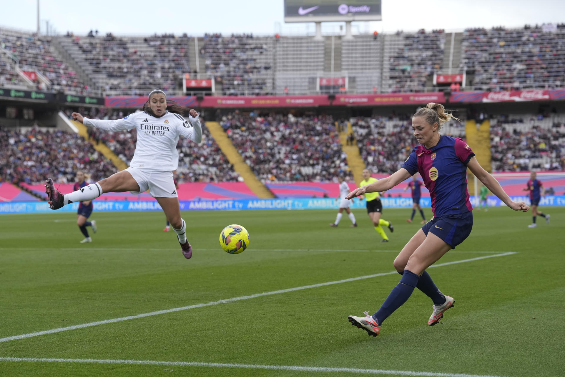 La jugadora del FC Barcelona Fridolina Rolfö, dcha, centra la pelota ante Antonia Silva, izq, del Real Madrid, durante el partido de Liga Femenina disputado en el Estadi Olímpic Lluís Companys. EFE/Enric Fontcuberta