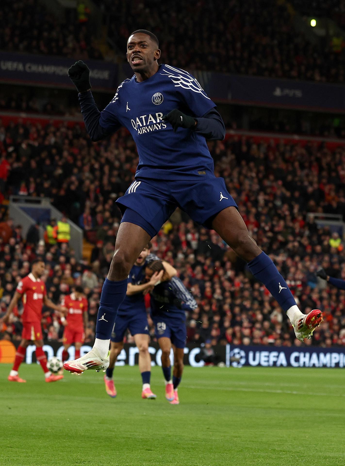 El delantero Ousmane Dembele, del PSG, celebra un gol durante el partido de vuelta de octavos de final de la UEFA Champions League entre el Liverpool FC y el Paris Saint-Germain, en Liverpool, Reino Unido. EFE/EPA/ADAM VAUGHAN