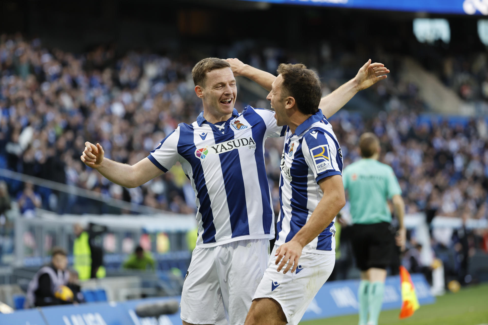 El centrocampista de la Real Sociedad Sergio Gómez (i) celebra tras marcar un gol durante el partido de LaLiga entre la Real Sociedad y el Real Valladolid, este sábado, en el estadio Anoeta en San Sebastián. EFE/ Juan Herrero