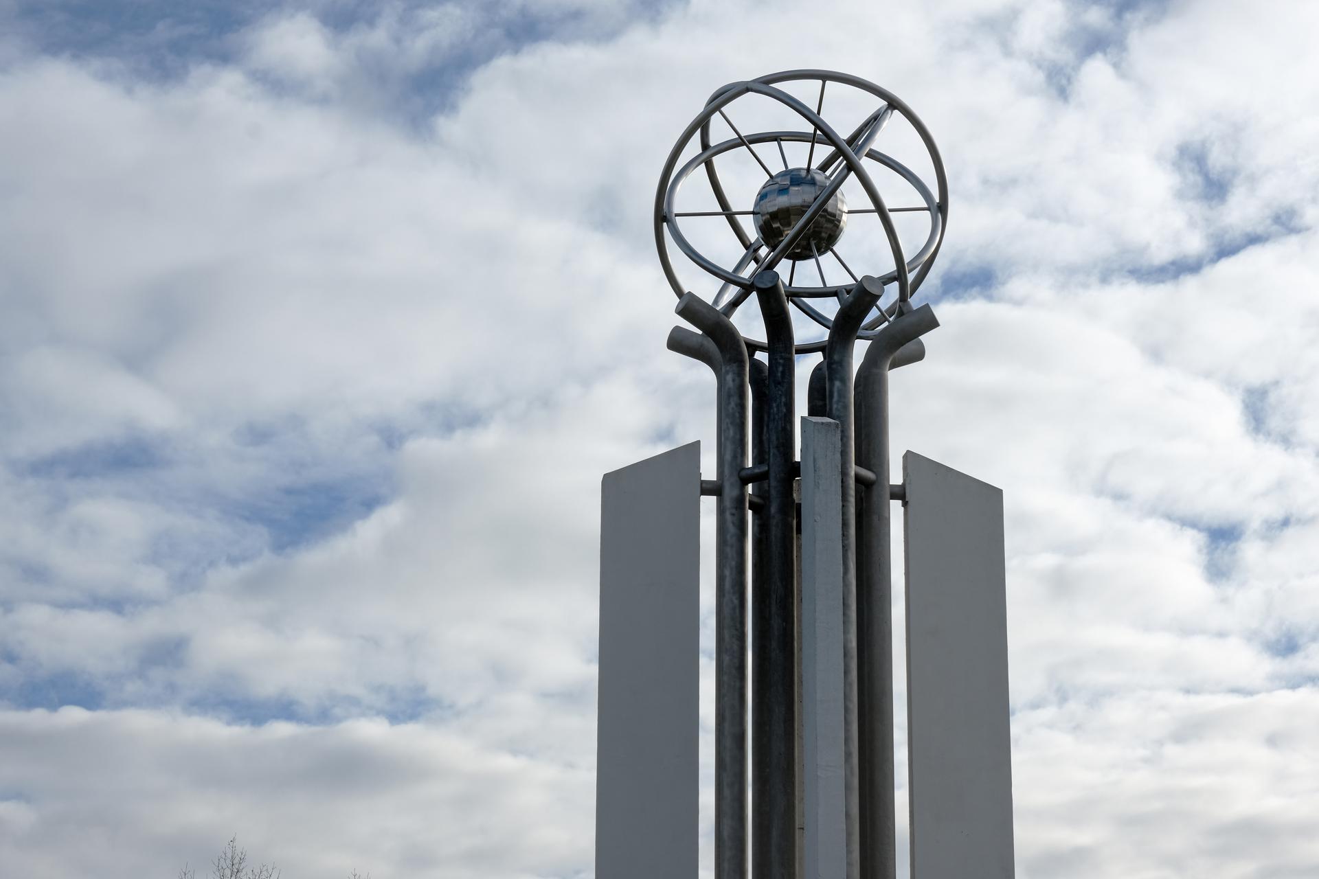 Imagen del monumento al átomo situado en la entrada a la central nuclear de Jmelnitski, en el oeste de Ucrania. EFE/EPA/MARIA SENOVILLA