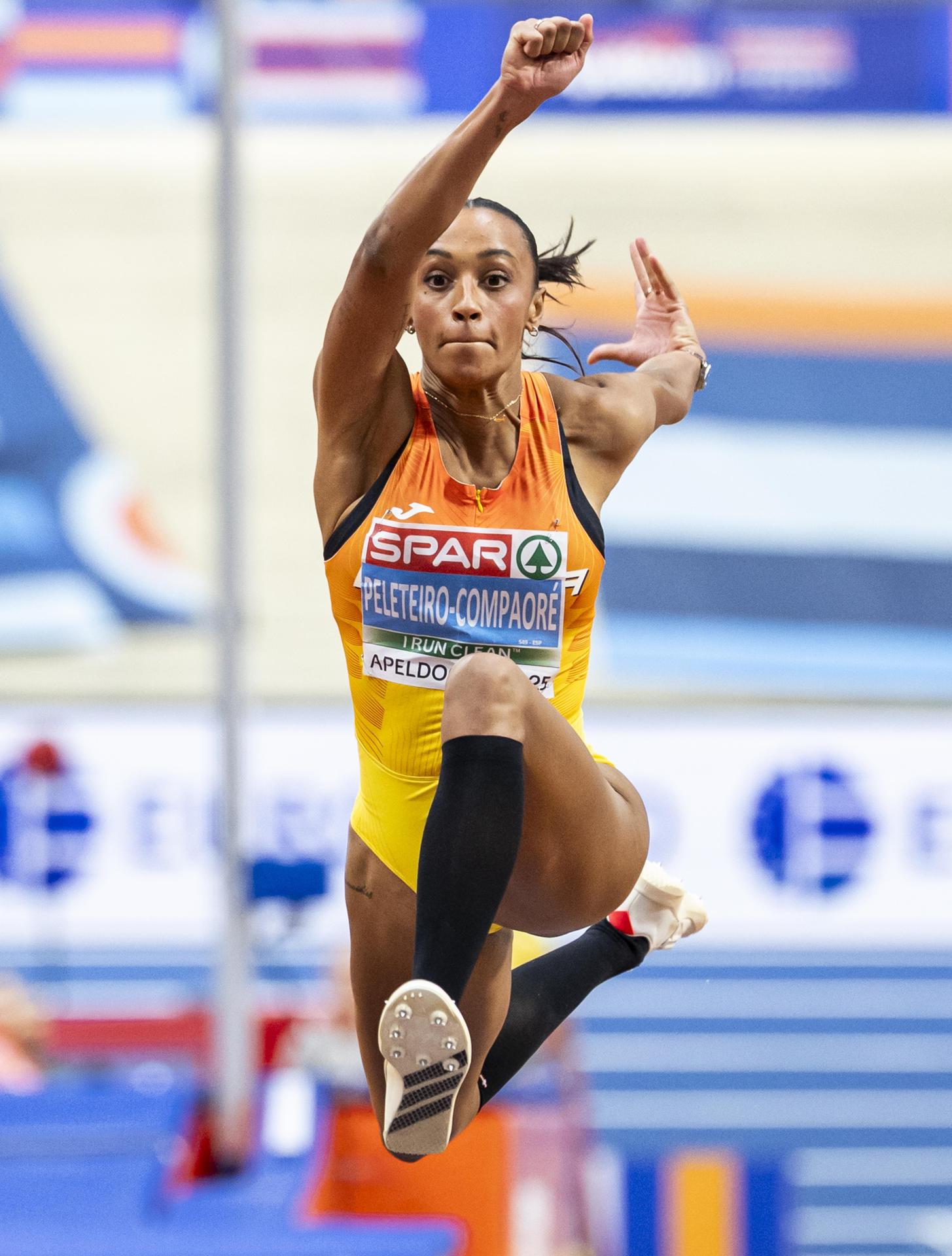 Ana Peleteiro confirmó su condición de indiscutible 'reina' del triple salto en el Viejo Continente, tras añadir este viernes al título de campeona continental al aire libre que conquistó el año pasado en Roma la medalla de oro en los Europeos en pista cubierta de Apeldoorn (Países Bajos). EFE/EPA/Robin van Lonkhuijsen