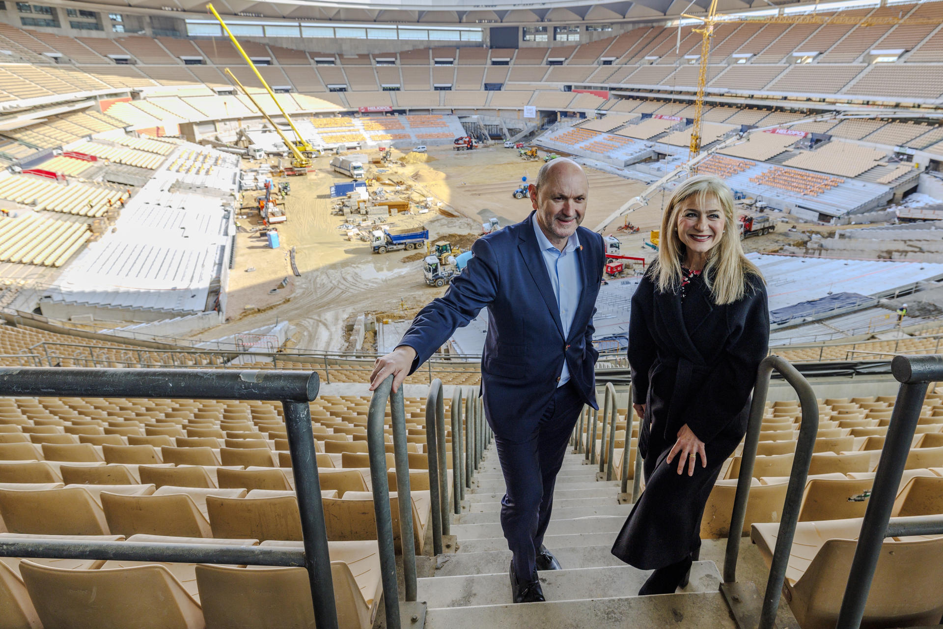 El presidente de la Real Federación Española de Fútbol (RFEF), Rafael Louzán, y la consejera andaluza de Cultura y Deporte, Patricia del Pozo, durante la visita realizada este miércoles al Estadio La Cartuja de Sevilla. EFE/ Julio Muñoz