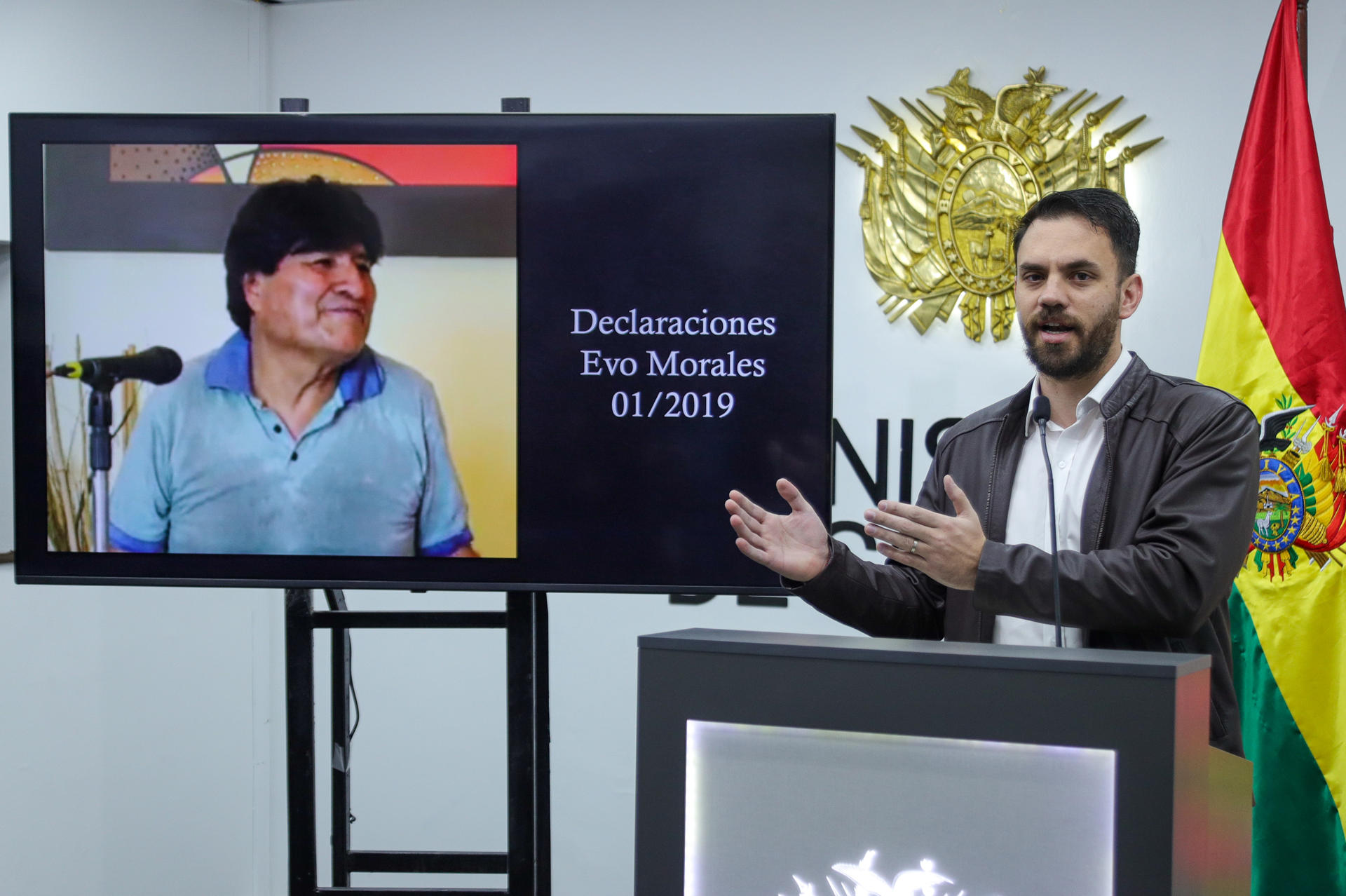 Fotografía de archivo en la que se registró al ministro de Gobierno de Bolivia, Eduardo del Castillo (d), durante una comparecencia pública junto a una pantalla con una imagen de expresidente boliviano Evo Morales, en La Paz (Bolivia). EFE/Gabriel Márquez