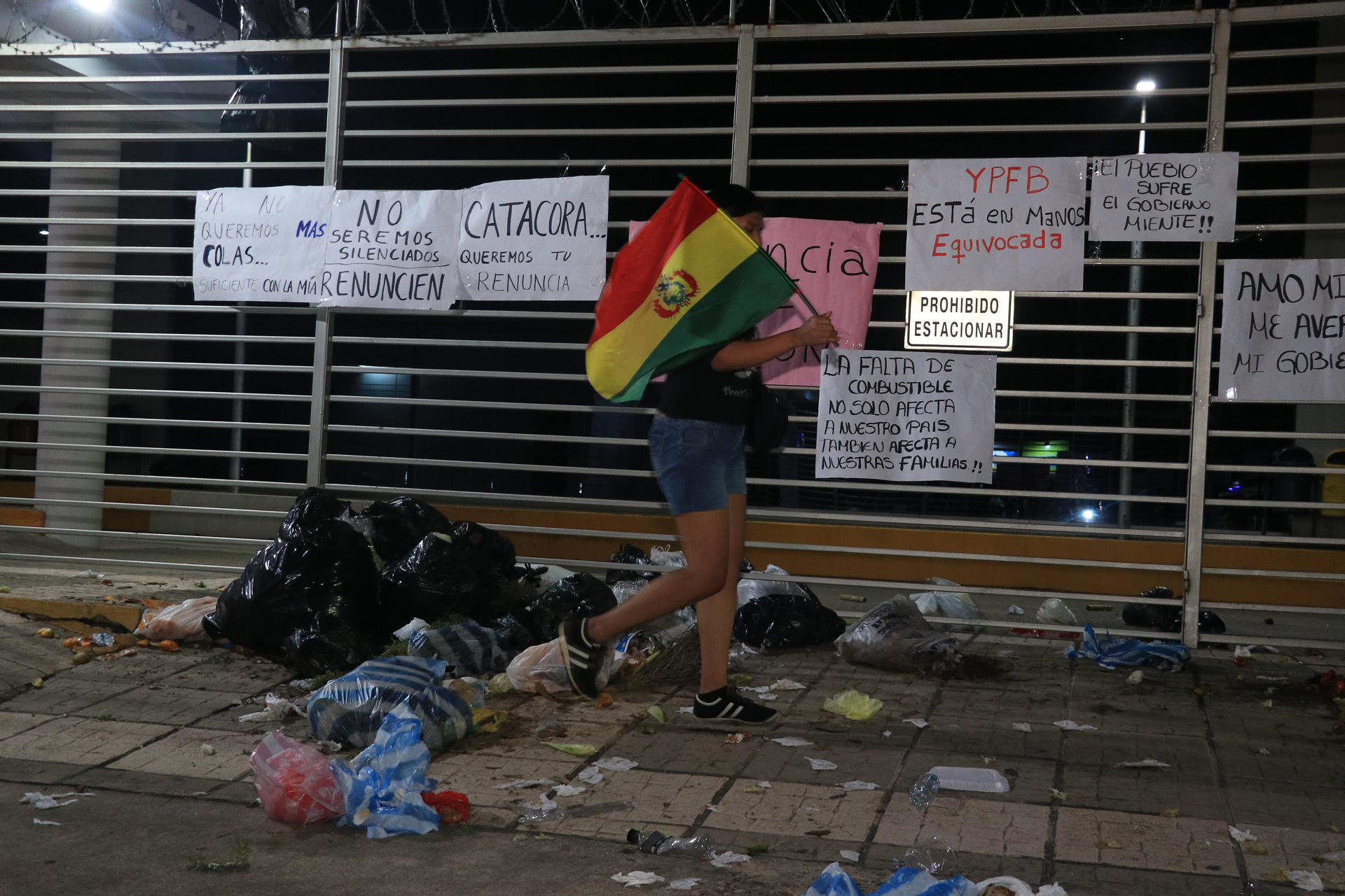 Fotografía de basura arrojada durante una protesta por la escasez de combustibles este viernes, frente a las instalaciones de la estatal Yacimientos Petrolíferos Fiscales Bolivianos, en Santa Cruz (Bolivia). EFE/ Juan Carlos Torrejón