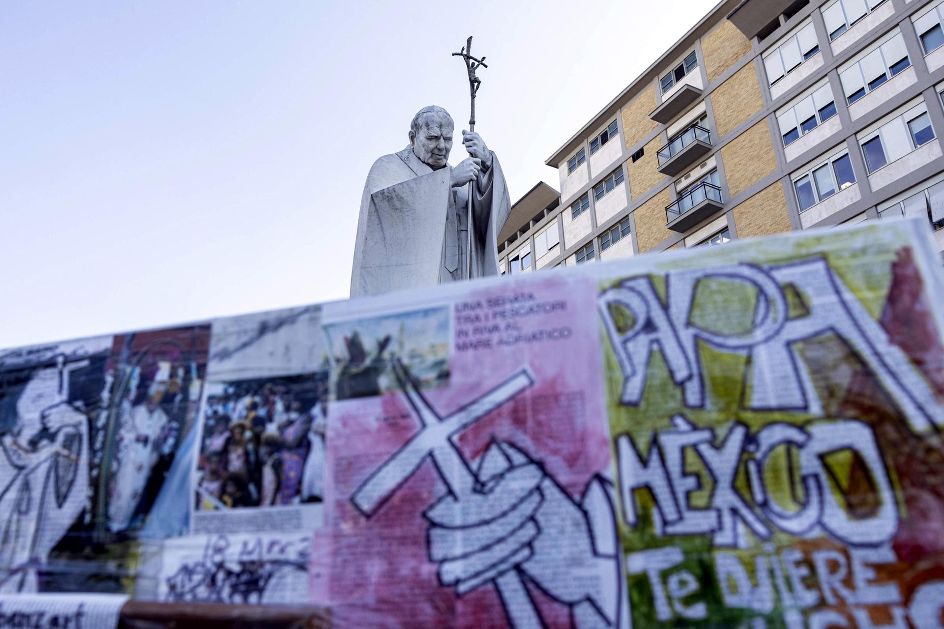 Mensajes de apoyo al papa Francisco colocados en la estatua de Juan Pablo II situada frente al hospital Gemelli, en Roma, el 7 de marzo de 2025. EFE/EPA/MASSIMO PERCOSSI