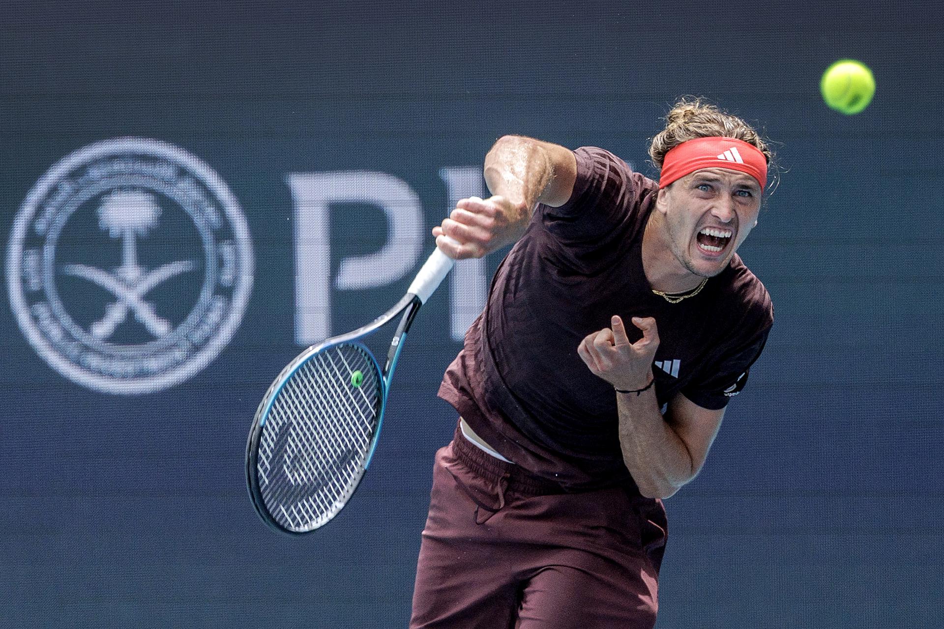 El alemán Alexander Zverev en acción contra el australiano Jordan Thompson durante su partido de individuales masculinos de la ronda de 32 del torneo de tenis Miami Open 2025, en Miami, Florida (EE.UU.). EFE/CRISTOBAL HERRERA-ULASHKEVICH