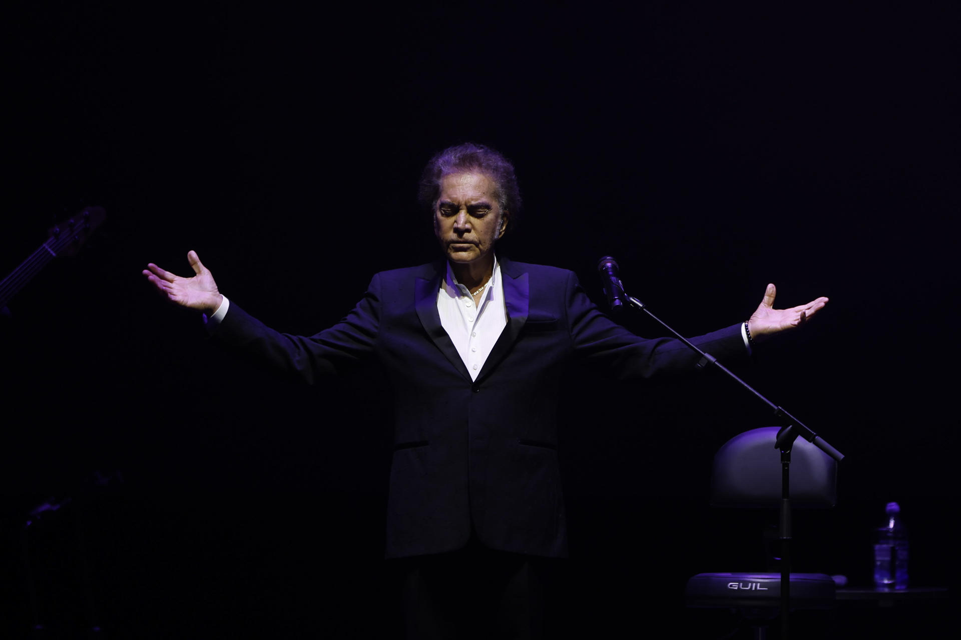 El cantante y actor venezolano José Luis Rodríguez "El Puma" durante el concierto que ofrece este miércoles en el Teatro Circo Price, en Madrid. EFE/Juanjo Martín