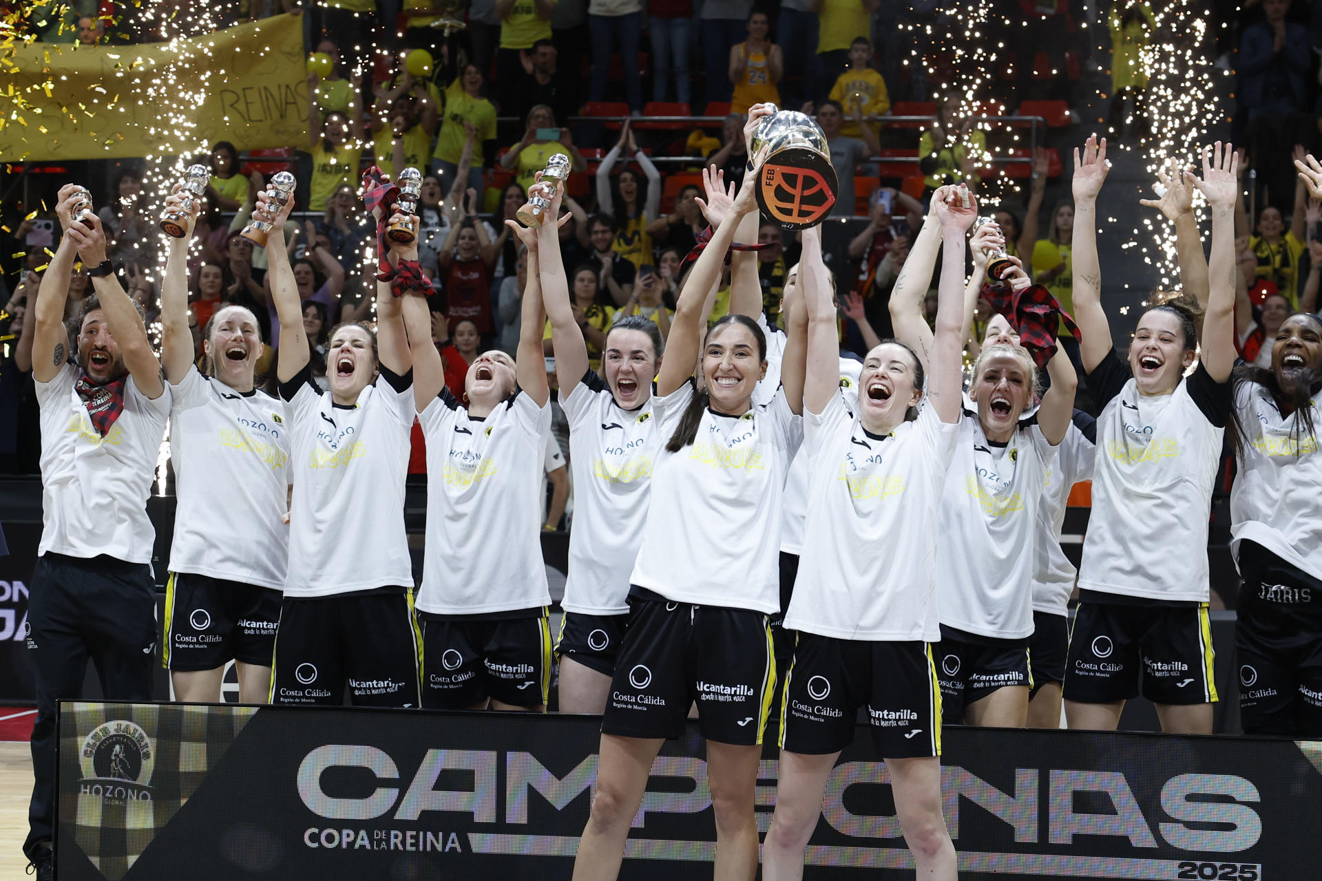 Las jugadoras del Hozono Jairis celebran su victoria ante el Perfumerías Avenida en la final de la Copa de la Reina de Baloncesto. EFE/ Javier Cebollada