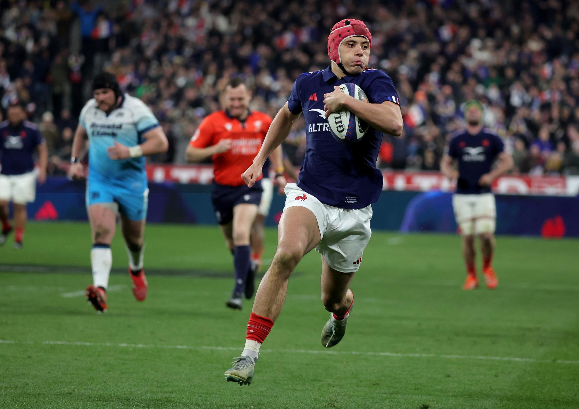 El jugador francés Louis Bielle-Biarrey durante el partido del Seis Naciones que han jugado Francia y Escocia en el Stade de France en St Denis, Francia. EFE/EPA/Teresa Suarez