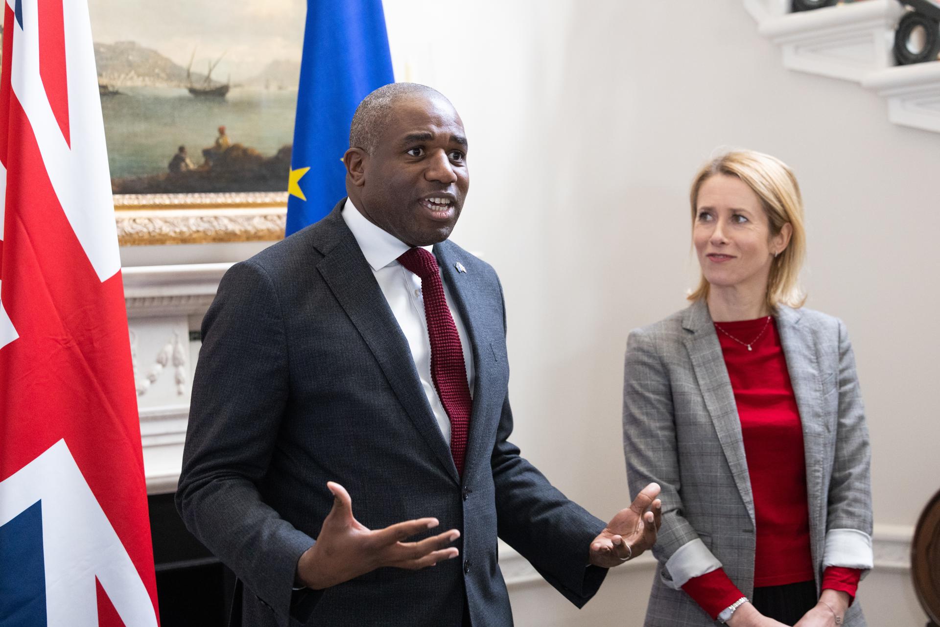 El Secretario de Estado de Asuntos Exteriores británico, David Lammy (I), habla junto a la Vicepresidenta de la Comisión Europea y Alta Representante de la Unión para Asuntos Exteriores y Política de Seguridad, Kaja Kallas (D), antes de su reunión en Londres, Reino Unido, el 18 de marzo de 2025. Lammy y Kallas revisarán iniciativas innovadoras para incrementar colectivamente la financiación de la defensa europea y fortalecer la preparación militar. (United Kingdom, London) EFE/EPA/CHRIS RATCLIFFE / POOL