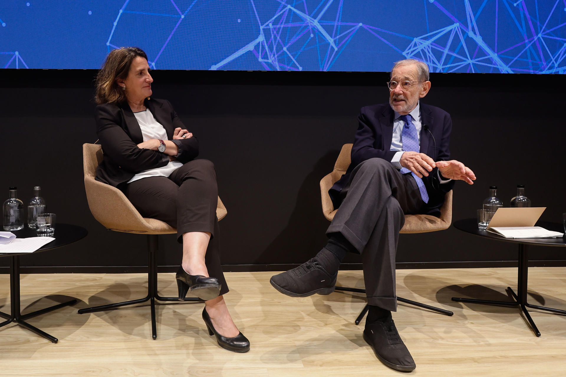 La vicepresidenta de la Comisión Europea Teresa Ribera, acompañada del presidente de EsadeGeo Javier Solana, durante la 13ª Jornada Anual de Energía, organizada por EsadeGeo en colaboración con la Representación de la CE en España y EIT InnoEnergy, donde abordará el 'Pacto por una Industria Limpia', este martes en Madrid.-EFE/ Sergio Pérez
