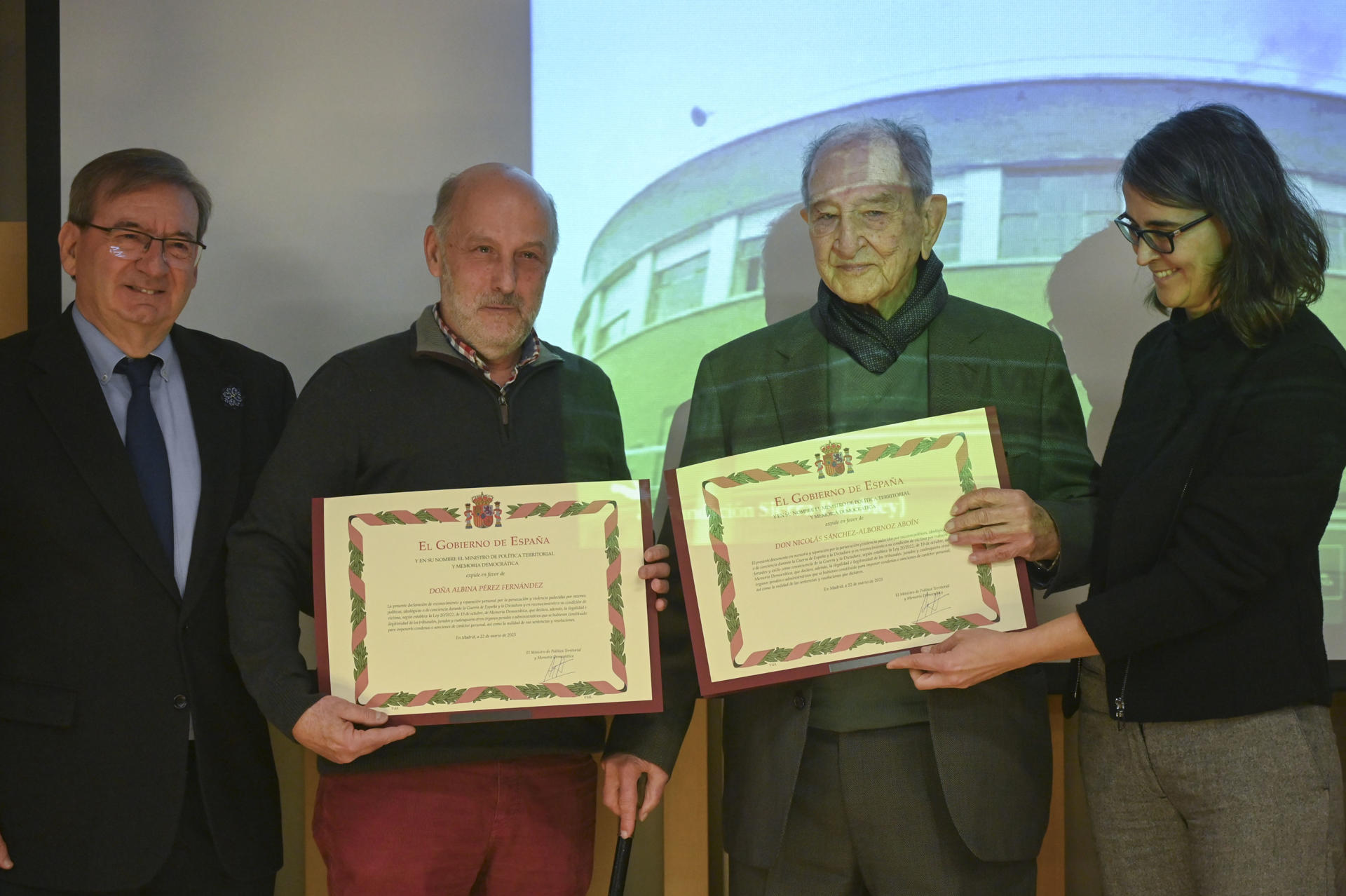 Nicolás Sánchez-Albornoz (2d) y Javier Cista Pérez (2i), hijo de Albina Pérez, reciben sendos diplomas durante su asistencia este sábado al acto institucional de reparación del Comisionado para la Celebración de los 50 años de 'España en libertad', que conmemora los 50 años de la muerte de Franco, a la histórica luchadora antifranquista leonesa Albina Pérez y a su compañero de luchas estudiantiles Nicolás Sánchez-Albornoz. EFE/ J. Casares