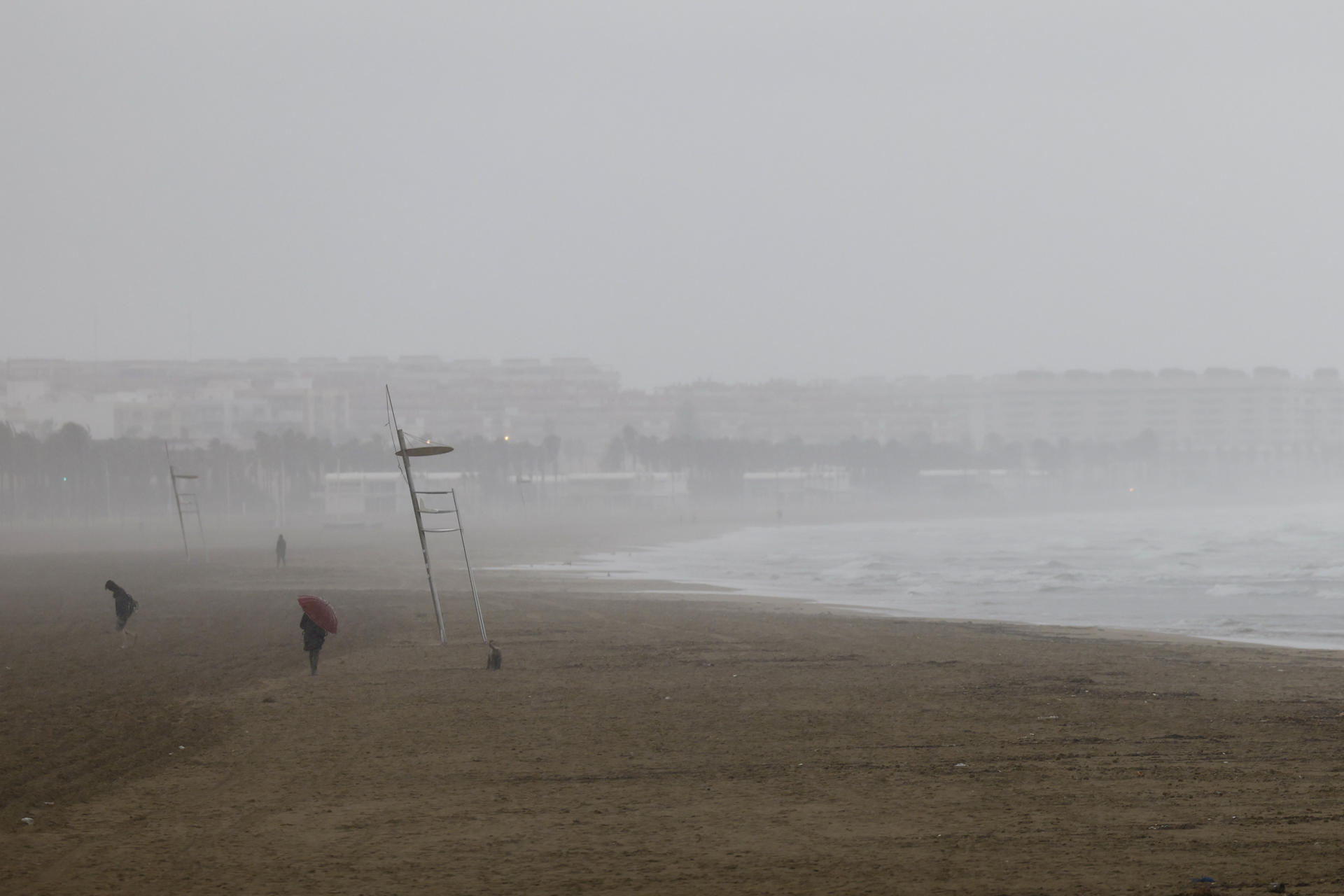 Vista general de la playa de la Malavarrosa prácticamente desierta durante la mañana de este miércoles a causa del temporal de lluvias en la Comunitat Valenciana cuyas precipitaciones pueden focalizarse en zonas de sierra de interior y prelitoral de Valencia y sur de Castellón según la Agencia Estatal de Meteorología (Aemet). EFE/Ana Escobar
