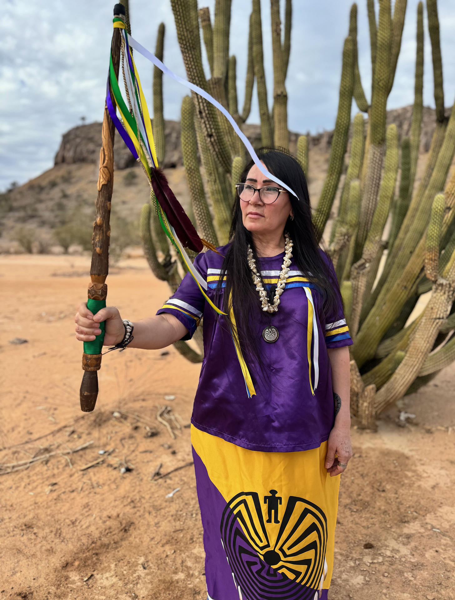 La gobernadora de la comunidad Ge’e-pickñ de los Tohono O’odham (gente del desierto), Nohemi Moreno Hidalgo, posa durante una entrevista con EFE este sábado, en Hermosilo (México). EFE/ Daniel Sánchez