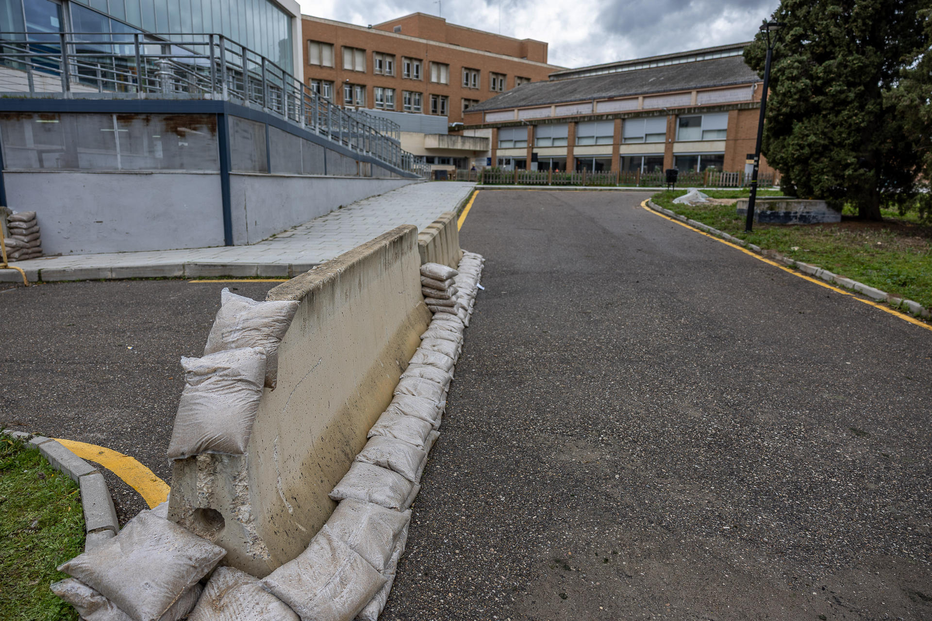 La Delegación del Gobierno en Castilla-La Mancha ha activado la Unidad Militar de Emergencias (UME) para levantar una barrera de contención de unos 300 metros de longitud en las inmediaciones del Tajo a su paso por el Hospital Nacional de Parapléjicos de Toledo, tras la petición formulada por el Ejecutivo castellanomanchego. EFE/ Ismael Herrero