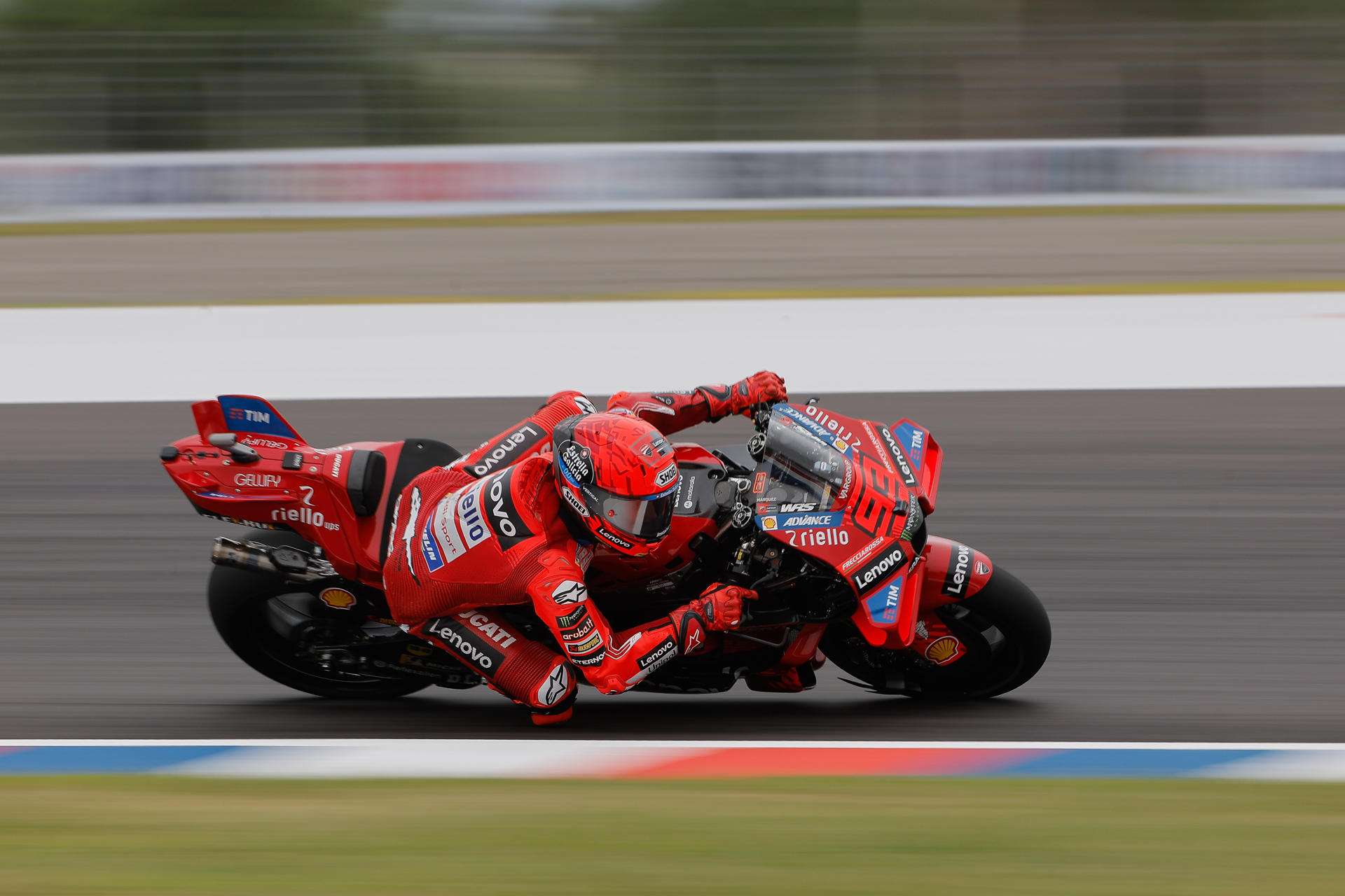 El piloto Marc Marquez participa este viernes, en un entrenamiento del Circuito de Termas de Rio Hondo en Santiago del Estero (Argentina). EFE/ Juan Ignacio Roncoroni
