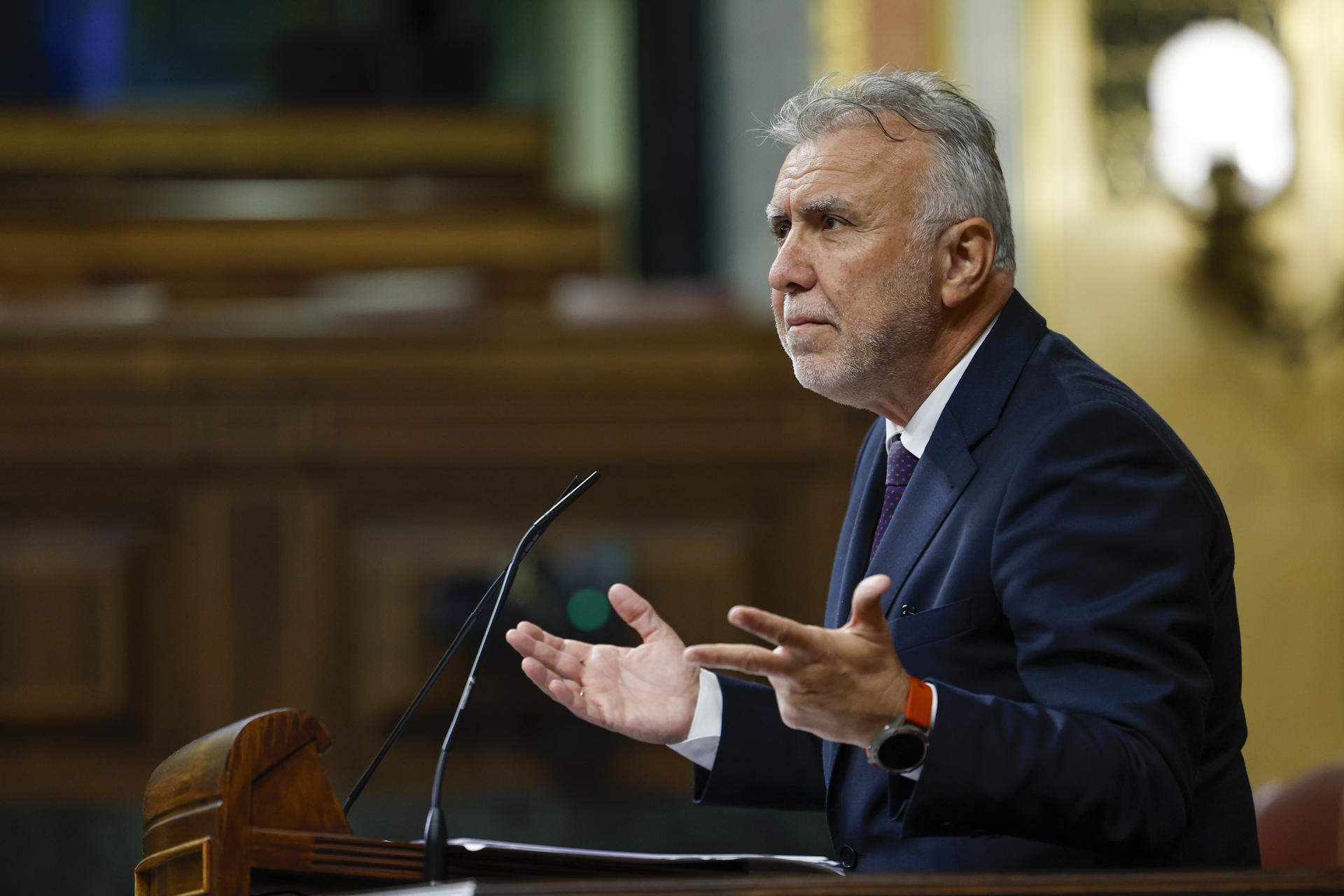 El ministro de Política Territorial y Memoria Democrática, Ángel Víctor Torres, durante su intervención este miércoles en el pleno del Congreso. EFE/Chema Moya