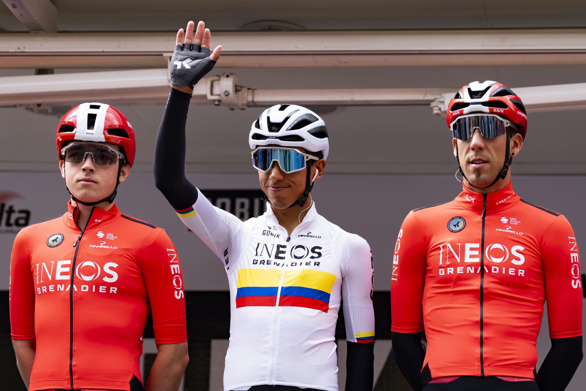 El ciclista colombiano del equipo Ineos Grenadier Egan Bernal durante la presentación de los equipos antes de la salida de la primera etapa de la Volta Ciclista a Catalunya, una etapa circular de 178,6 kilómetros con salida y llegada a Sant Feliu de Guíxols (Girona). EFE/Siu Wu