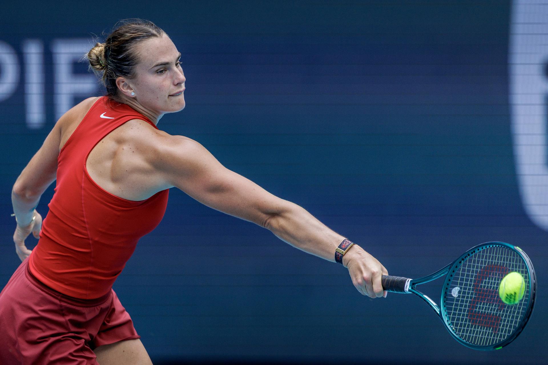 La bielorrusa Aryna Sabalenka, número uno del mundo, voló este lunes a los cuartos de final del Miami Open al vencer a Danielle Collins. EFE/EPA/CRISTOBAL HERRERA-ULASHKEVICH