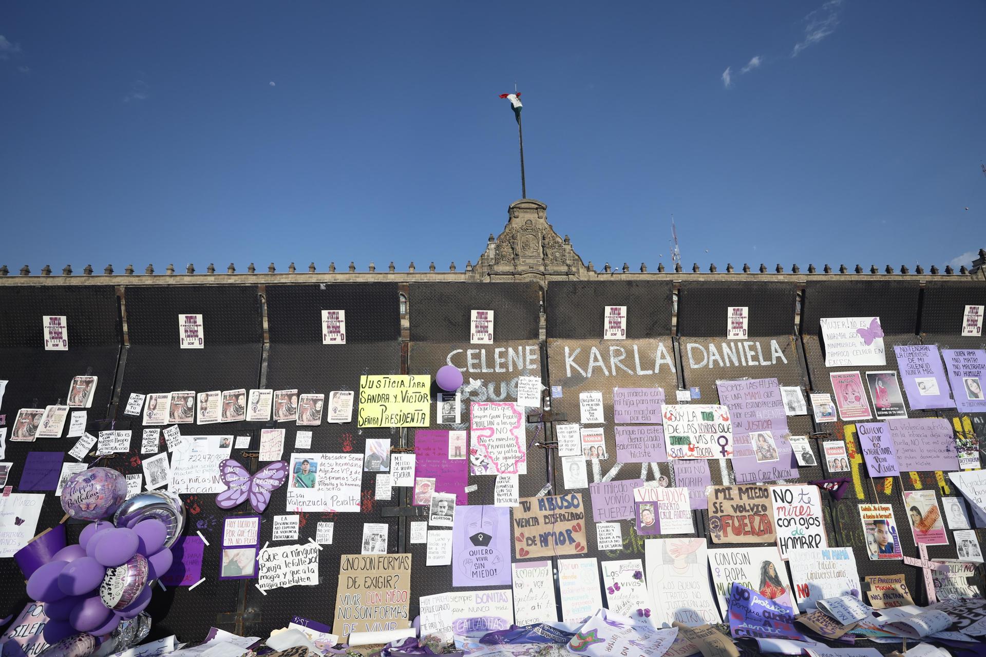 Fotografía de mensaje alusivos a feminicidios en vallas metálicas durante una marcha en el marco Día Internacional de la Mujer este 8 de marzo de 2025, en el marco del Día Internacional de la Mujer, en Ciudad de México (México). EFE/ Sáshenka Gutiérrez