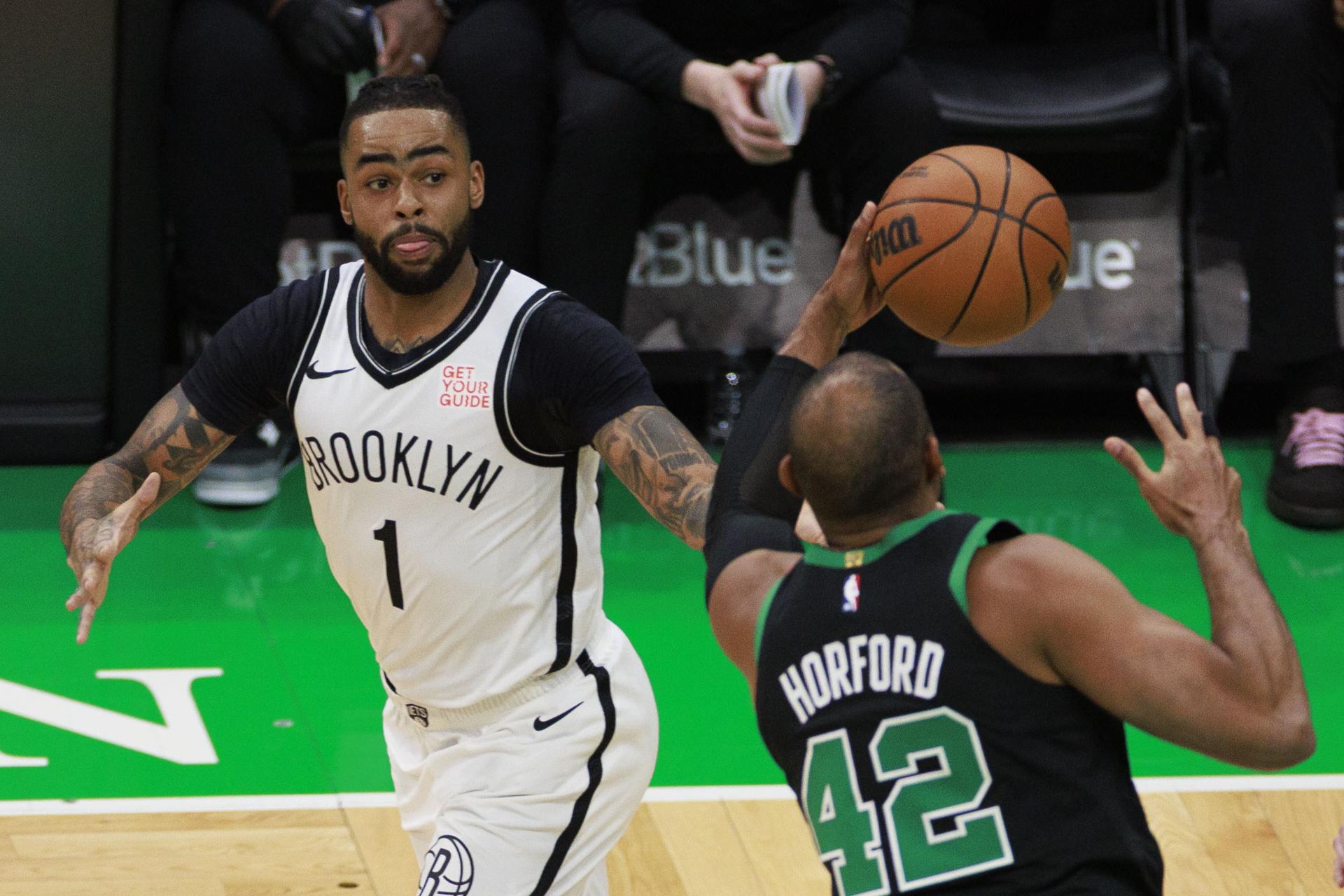 Al Horford, de los Boston Celtics, y D'Angelo Russell, de los Brooklyn Nets, durante el partido de este martes. EFE/EPA/CJ GUNTHER SHUTTERSTOCK OUT
