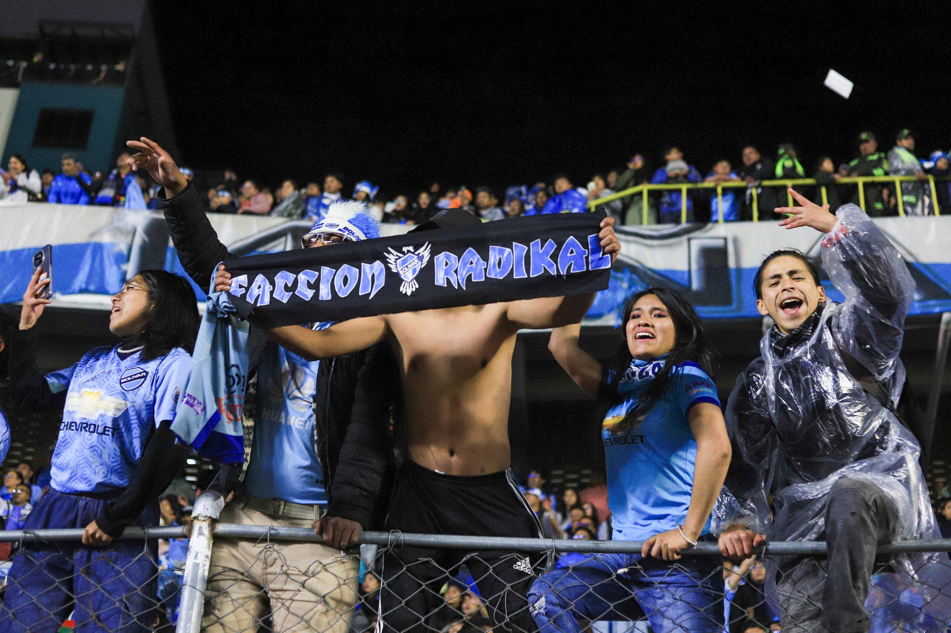 Aficionados del Club Bolívar animan a su equipo en el partido final del Torneo Amistoso de Verano entre Bolívar y Blooming en el estadio Hernando Siles, en La Paz (Bolivia). EFE/ Gabriel Márquez