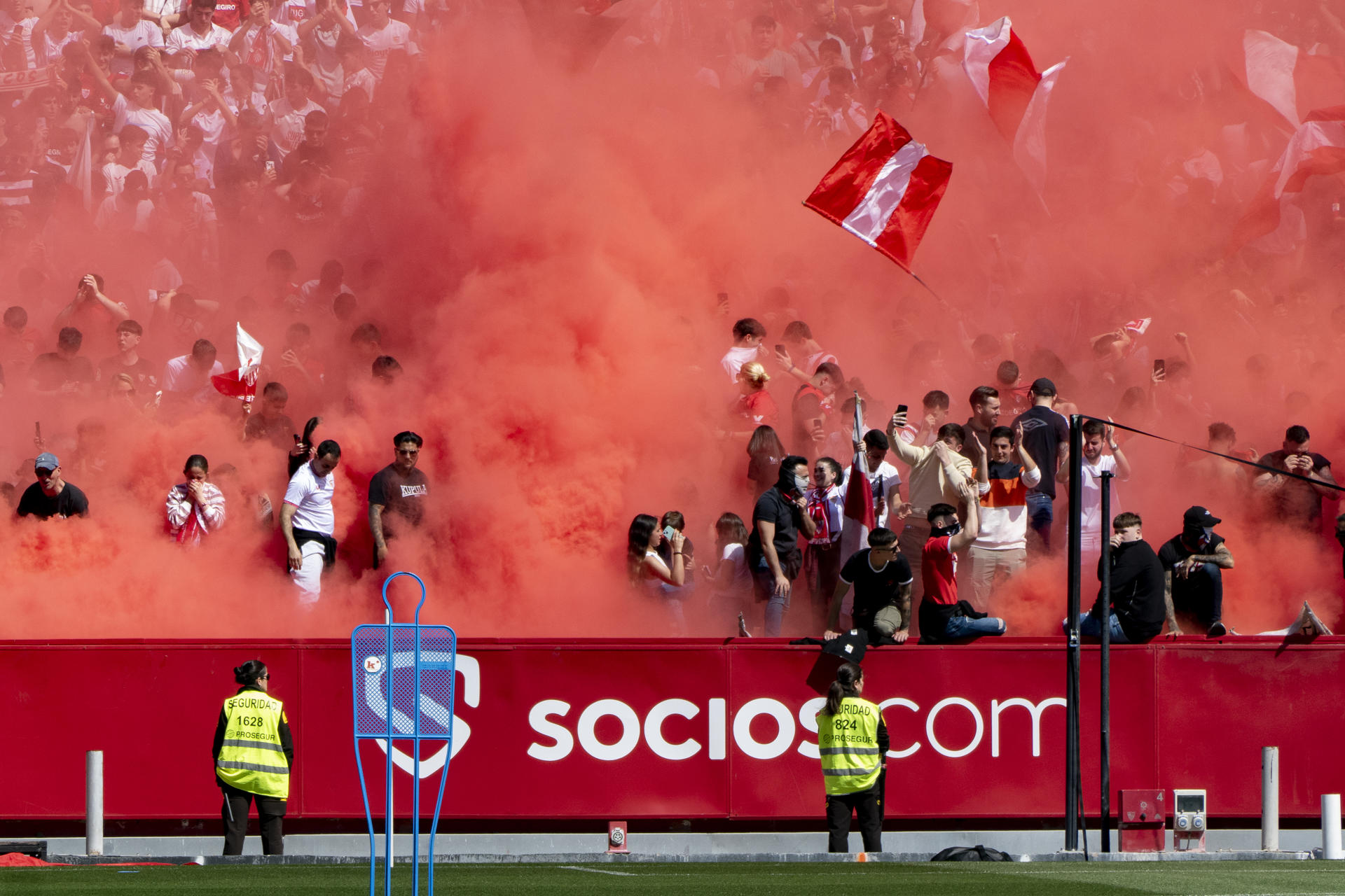 Entrenamiento a puertas abiertas del Sevilla FC, este sábado, en preparación al derbi sevillano contra el Real Betis que se celebra el dominigo. EFE/ David Arjona