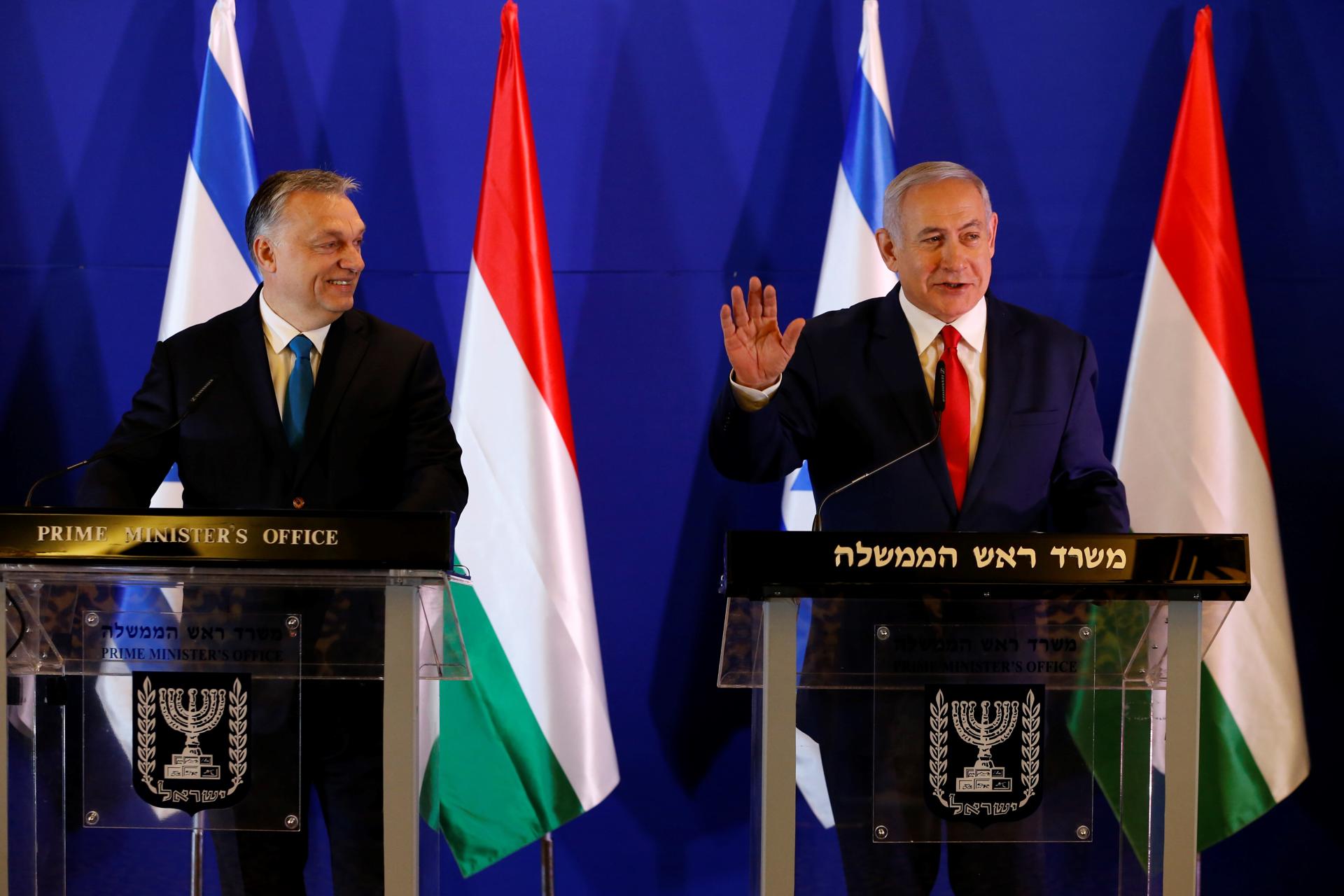 Imagen de archivo de los primeros ministros de Hungría, Viktor Orbar, e Israel, Benjamín Netanyahu. EPA/ARIEL SCHALIT / POOL