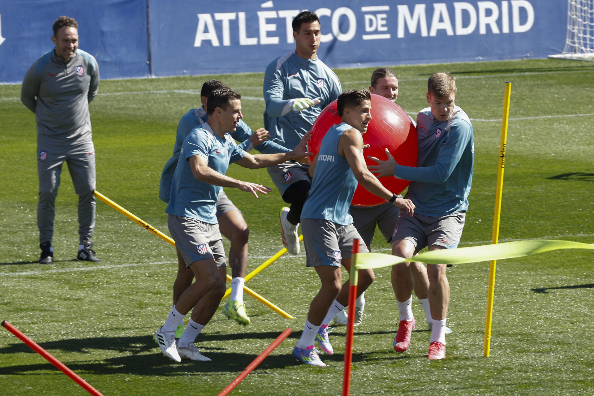 Sorloth, Gallagher, Giuliano Simeone Azpilicueta y Musso, en el entrenamiento de este viernes del Atlético de Madrid. EFE/ J.P.Gandul