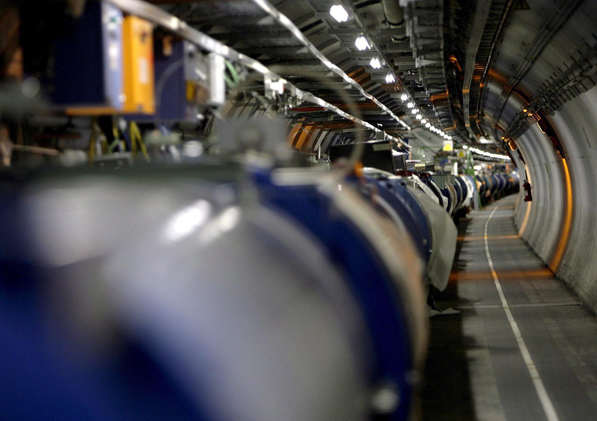 - Imagen de archivo del 31 de mayo de 2008 que muestra al Gran Colisionador de Hadrones-LHC en su tunel del Centro Europeo de Investigaciones Nucleares (CERN) en Ginebra, Suiza. EFE/ ARCHIVO/MARTIAL TREZZINI