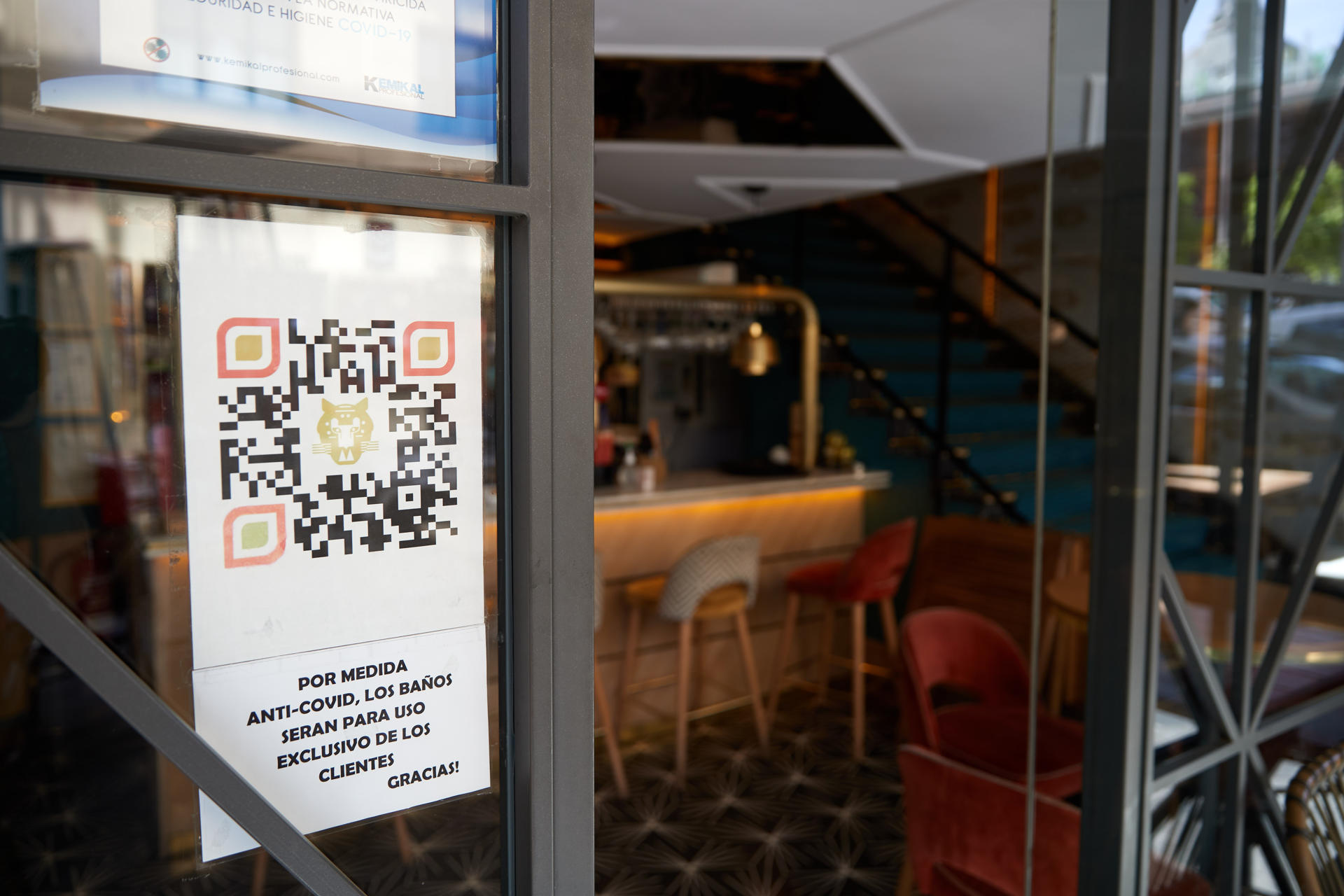 Vista de un código QR en un restaurante de Madrid en una imagen de archivo. EFE/ Miguel Osés