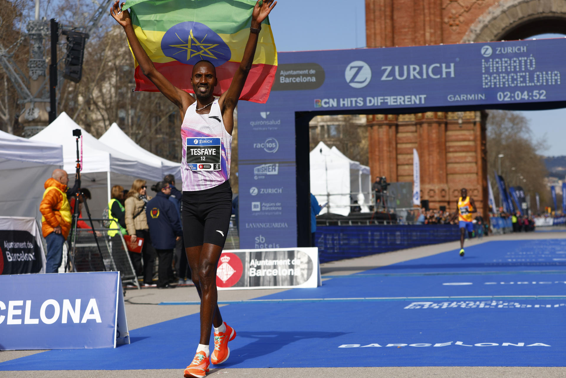 El atleta etíope Tesfaye Deriba se proclama vencedor de la maratón de Barcelona y bate el récord masculino de esta prueba, con un tiempo oficial de 2 horas, 4 minutos y 13 segundos, este domingo en la ciudad condal. EFE/ Quique García