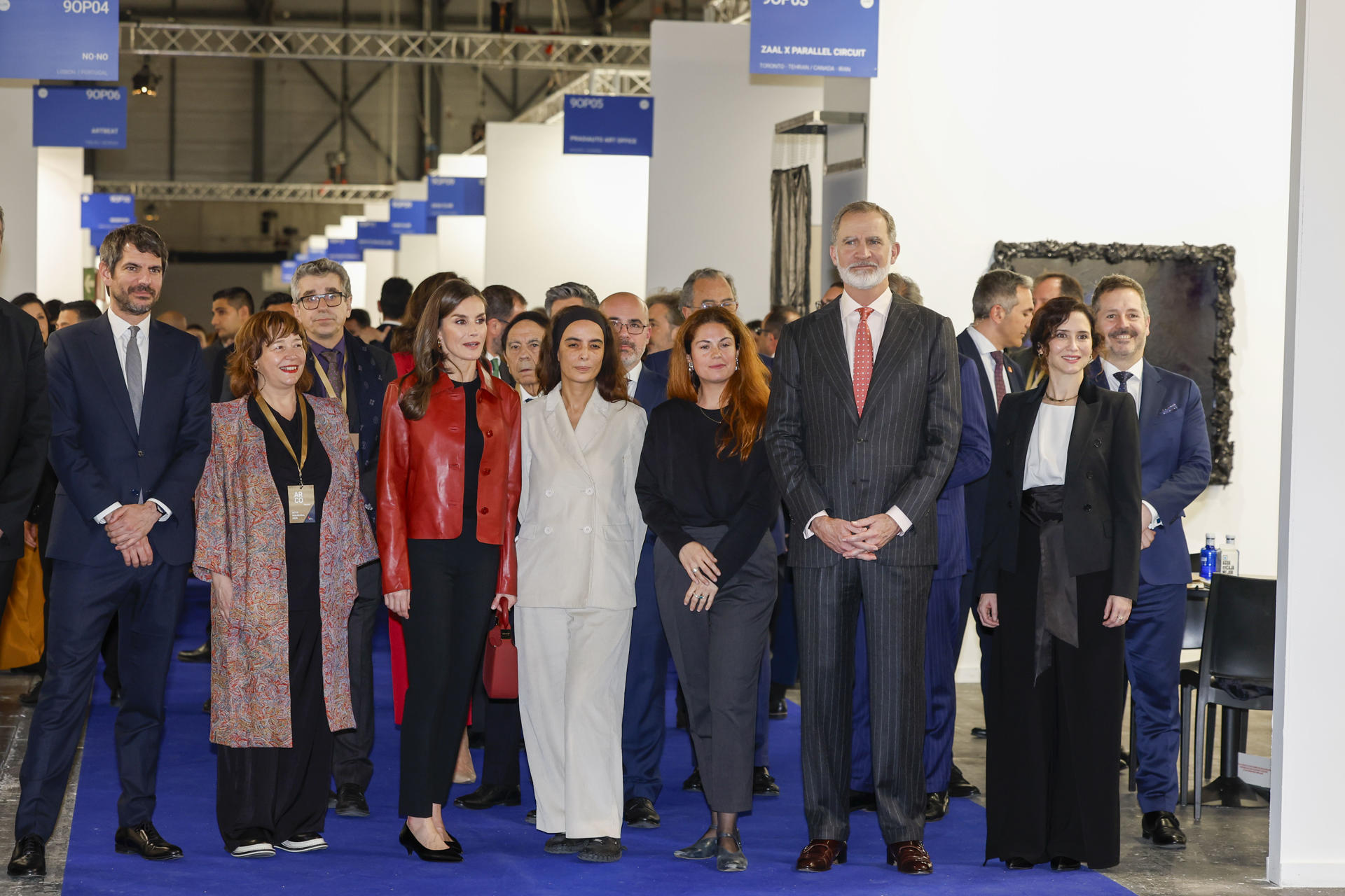 MADRID, 05/03/2025.- Los reyes Felipe VI (2d) y Letizia (4i) presiden, junto a la presidenta madrileña, Isabel Díaz Ayuso (2d), este miércoles, la inauguración de la 44 edición de la Feria Internacional de Arte Contemporáneo, ARCO, que se celebra en el recinto de IFEMA de Madrid. EFE/ Juanjo Martín