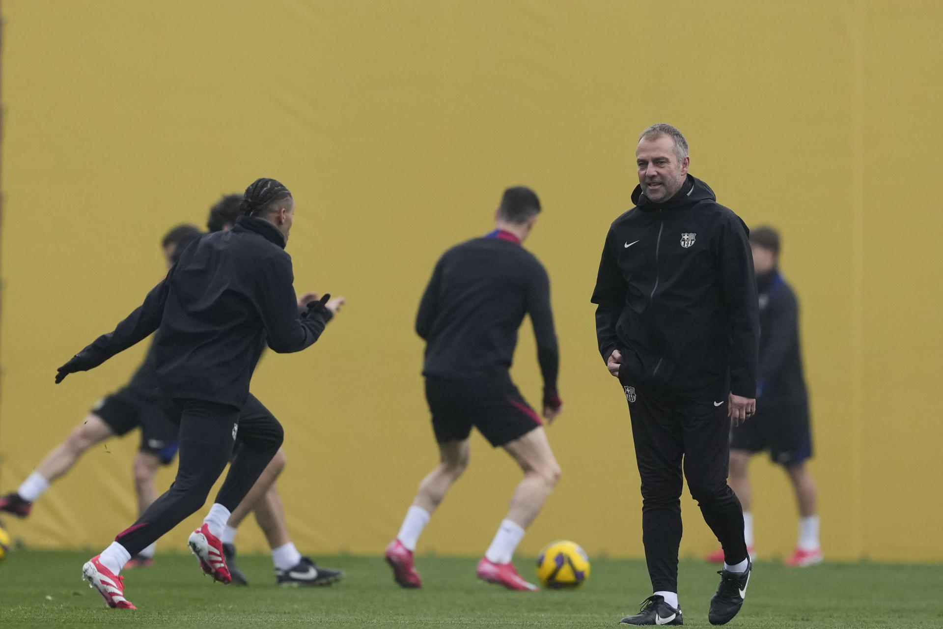 El técnico alemán del FC Barcelona, Hansi Flick, durante el entrenamiento del este viernes. EFE/ Alejandro García