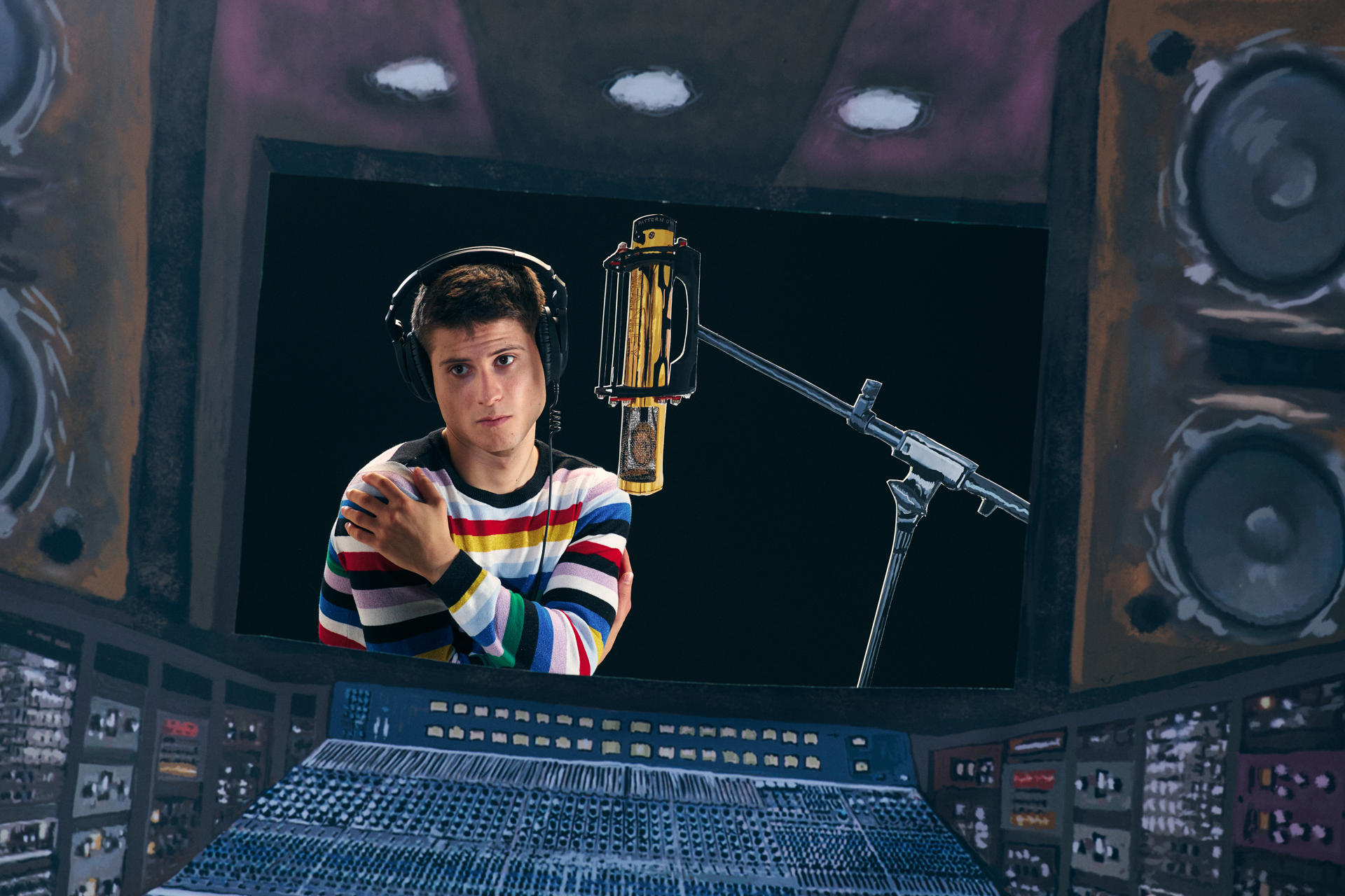 "¿Qué es este rollo de querer ser rapero?", se pregunta Teo Lucadamo en el disco de debut que acaba de publicar y en el que, lejos de maquillar nada, evidencia privilegios desde los que llega a esta música: hombre, blanco, de clase acomodada y con una madre que resulta ser la actriz Aitana Sánchez-Gijón. EFE/ Adrián Cuerdo / Universal Music //SOLO USO EDITORIAL/SOLO DISPONIBLE PARA ILUSTRAR LA NOTICIA QUE ACOMPAÑA (CRÉDITO OBLIGATORIO)