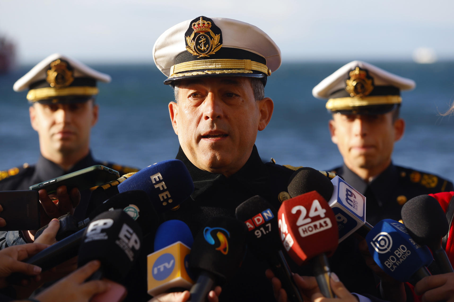 El Capitán de Navio del buque-escuela Juan Sebastián de Elcano, Luis Carreras-Presas do Campo, habla durante una rueda de prensa, en el segundo día del arribo a la ciudad de Punta Arenas (Chile). EFE/ Paul Plaza