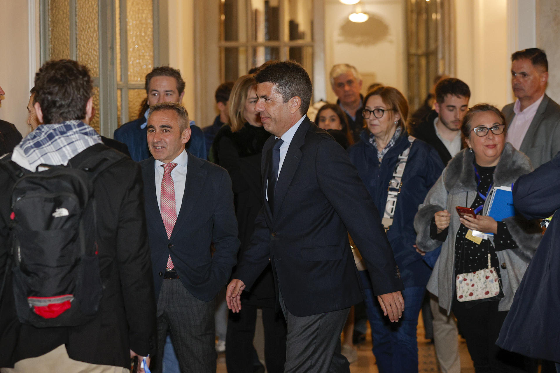 El president de la Generalitat, Carlos Mazón, a su llegada a la Cremà de la falla municipal que pone el broche final a las Fallas de 2025. EFE/Manuel Bruque